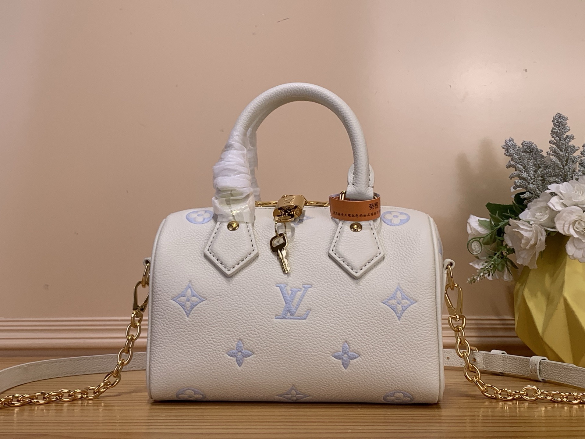 NO:687899,The top original item [Seedy 20 handbag] m28314 blue/silk screen is reinterpreted with a chic two-color unique to this season, and the 'Seedy Bandrier 20' complements various outfits. On the Monogram Amlant ys leather that symbolizes Maison, there are decorative charms and a nameplate that praises Louis Vuitton's traditional luggage. It is a size that can hold daily necessities, and is a versatile design that can be carried cross-body, shoulder-hung, and hand-held.  Dimensions 20.5 x 13.5 x 12 cm 7819095 (width x height x sides),,louis vuitton19860909顶级原单【Seedy 20 手袋】m28314 蓝色/ 丝印 以本季特有的别致的双色重新诠释,与各种装束相得益彰的“Seedy Bandrier 20”.在象征Maison的Monogram Amlant ys皮革上,装饰性吊饰和赞美路易威登传统行李箱的名牌.可以装下平时必需品的尺寸,斜挂、肩挂、手持等多种携带方式的万能设计. 尺寸20.5 x 13.5 x 12厘米 7819095（宽x高x边）,,louis vuitton,Bag