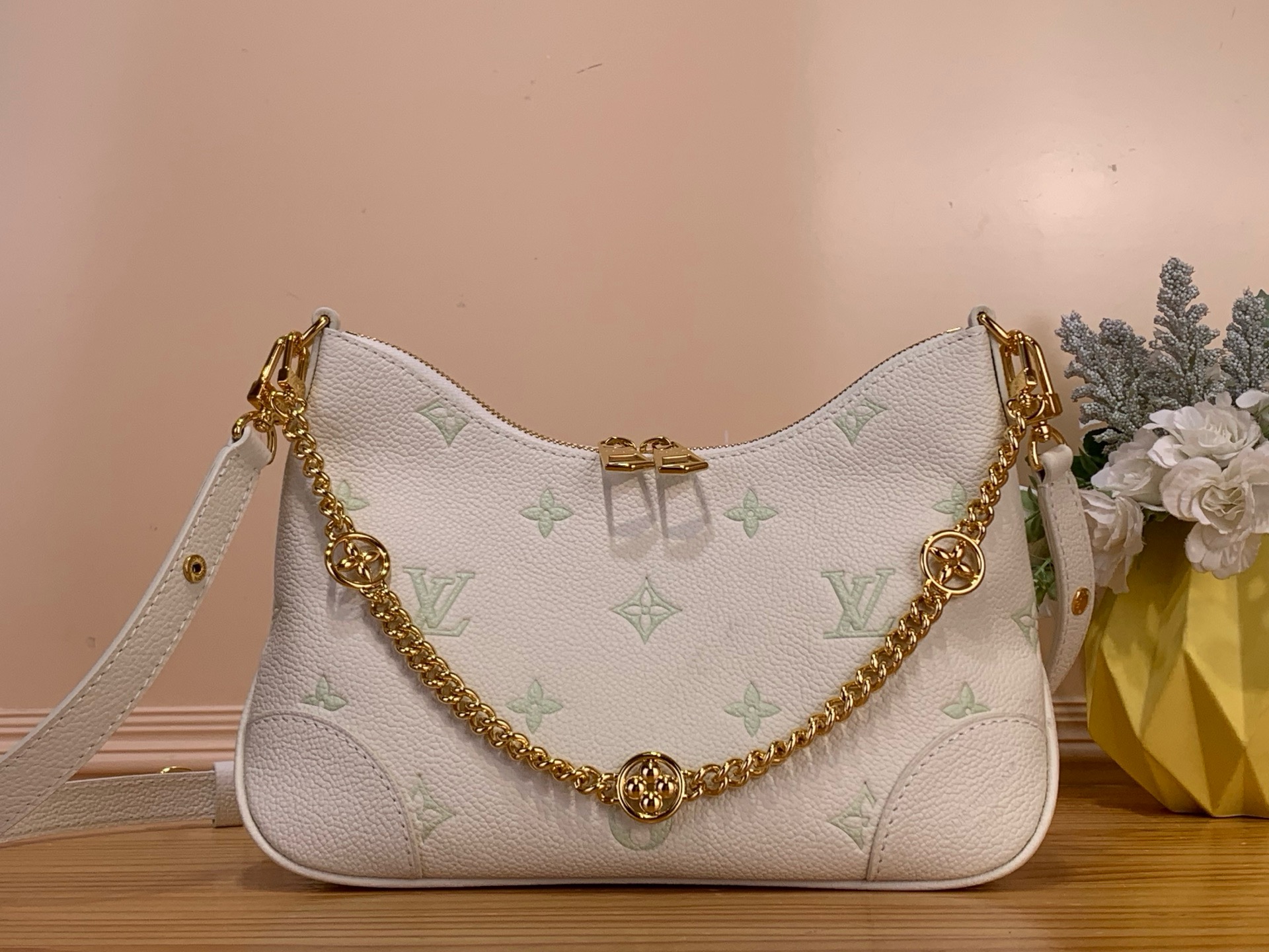 NO:687897,Top Original [BOULOGNE Handbag] M27571 Green/Silk Screen (Strawberry Milk) Two-color dreamy tones add a gorgeous 'Boulogne M'.ys bag that expresses elegance and modern impression with a wonderful balance. The signature monogram is embossed on the milky white and green leather, and decorated with a chain decorated with bright gold LV flowers. The longer strap can be removed according to your preference, and the interior decoration has enough space to store daily small necessities.  Dimensions: 26 x 16 x 9.5 cm (width x height x sides) 7419085, louis vuitton19860909顶级原单【BOULOGNE 手袋】 M27571 绿色/丝印（草莓牛奶） 双色梦幻的色调增添了华丽的“布洛涅M”.ys优雅和现代印象以绝妙的平衡表现的包.在乳白色和绿色的皮革上进行了签名的字母组合的压花加工,用装饰着明亮的金色LV花的链子进行了装饰.较长的带子可以根据自己的喜好取下,内部装修有充足的空间可以收纳日常的小必需品. 尺寸26 x 16 x 9.5厘米（宽x高x边）7419085,,louis vuitton,Bag