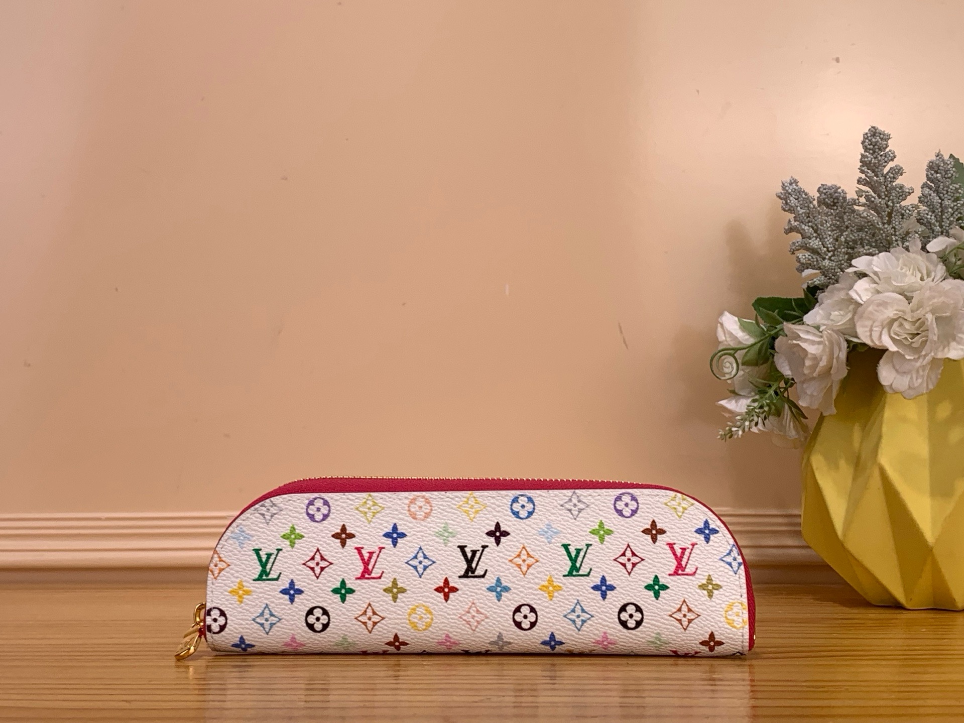 NO:687848,Top original order [LV x TM CHARLOTTE pencil case] GI1303 white color/Takashi Murakami Louis Vuitton and Japanese artist Takashi Murakami have carefully created the LV x TM ms series, presenting a series of dazzling creative works. This Charlotte pencil case witnesses the brand's classic elements transformed into colorful Monogram Multicolor patterns under the artist's pen, which complements the bright lining. It can safely store writing instruments, and can also be used as a collectible to decorate the desktop. Size 7 x  2 x 20 cm 1812026 (height x width x length),,louis vuitton,louis vuitton19860909顶级原单【LV x TM CHARLOTTE 笔袋】GI1303 白彩/村上隆 路易威登携手日本艺术家村上隆精心打造 LV x TM ms系列,呈现一系列绚烂夺目的创意之作.此款 Charlotte 笔袋见证品牌经典元素在艺术家笔下化为缤纷 Monogram Multicolor 图案,与鲜明内衬交相辉映.可稳妥收纳书写工具,亦可作为收藏品点缀桌面. 尺寸7 x 2 x 20 厘米 1812026 (高 x 宽 x 长度),,louis vuitton,louis vuitton,Bag