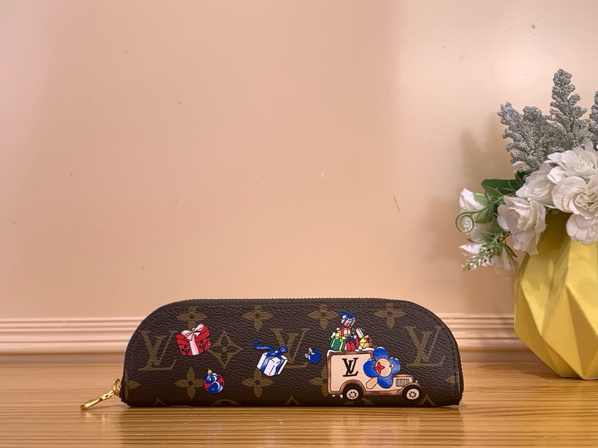 NO:687845,Top original order [CHARLOTTE pencil case] GI1474 Christmas/gold This Charlotte pencil case is full of holiday cheer, depicting Vivienne, partner etula and colorful gift box illustrations on Monogram ms coated canvas. The delicate leather lining adds interest and gorgeous style. Dimensions 7 x 2 x 20 cm 1812026 (height x width x length),19860909顶级原单【CHARLOTTE 笔袋】GI1474 圣诞/金色 本款 Charlotte 笔袋洋溢节日欢欣,于 Monogram ms涂层帆布描绘 Vivienne、搭档 etula 以及缤纷礼盒插画.细腻皮革内衬为盎然意趣融入华美格调. 尺寸7 x 2 x 20 厘米 1812026 (高 x 宽 x 长度),,Bag
