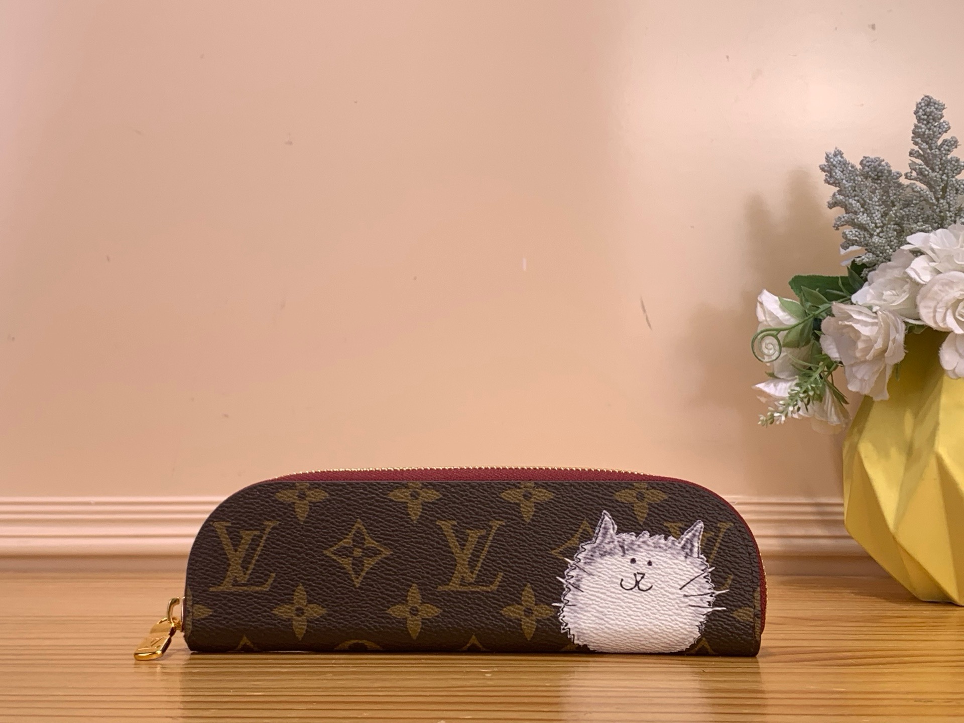 NO:687842,Top original order [CHARLOTTE pencil case] GI1396 cat This Charlotte pencil case reshapes the classic with the witty illustrations of artist Grace Coddington. The smiling cat pattern emerges on the Monogram ms coated canvas, and the leather lining once again depicts the vivid scene of cat and mouse playing. Metal zippers and bright edges add elegant details. Dimensions 7 x 2 x 20 cm 1812026 (height x width x length),19860909顶级原单【CHARLOTTE 笔袋】 GI1396 猫咪 本款 Charlotte 笔袋以艺术家 Grace Coddington 的妙趣插画重塑经典.笑意盈盈的猫咪图案浮现于 Monogram ms涂层帆布之上,皮革内里再度描绘猫鼠嬉戏的生动场景.金属拉链和明丽边缘增添雅致细节. 尺寸7 x 2 x 20 厘米 1812026 (高 x 宽 x 长度),,Bag