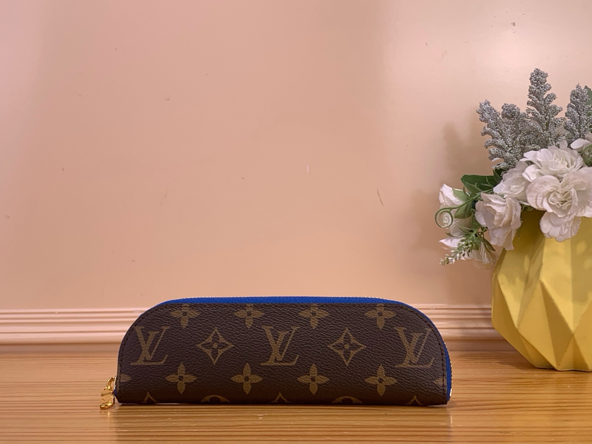 NO:687835,Top original order [CHARLOTTE Pencil Case] ​​Presbyopia/Blue This Charlotte ms pencil case is made of classic Monogram coated canvas, and is designed with smooth lines to sublimate functionality. The deep leather lining and dazzling zipper complement each other, creating a stable yet flexible choice. Dimensions 7 x 2 x 20 cm 1812026 (height x width x length),19860909顶级原单【CHARLOTTE 笔袋】 老花/蓝色 本款 Charlotte ms笔袋取材经典 Monogram 涂层帆布,以流畅线条升华功能设计.深邃皮革内衬与耀目拉链相映成趣,塑就稳重而不失张力的灵活之选. 尺寸7 x 2 x 20 厘米 1812026 (高 x 宽 x 长度),,Bag