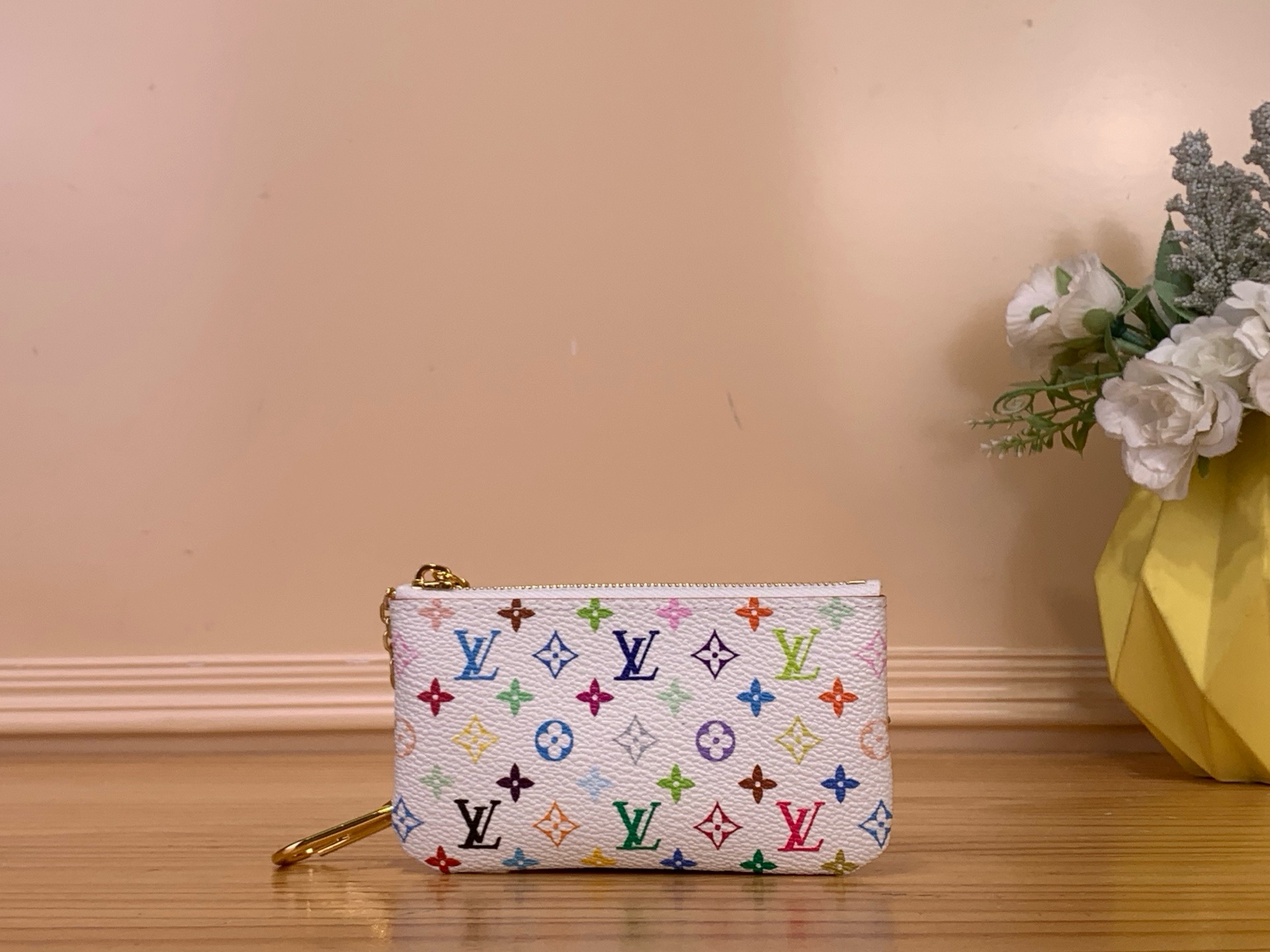 NO:687855,Top Original [LV x TM Key Pouch Key Coin Purse] M28388 White Color (Takashi Murakami) Designed in vibrant colorful tones, this classic key pouch is part of the Louis Vuitton x Murakami collaboration. ms It celebrates its 2016 history with the brand's iconic monogram. Small and practical, this bag comes with a gold chain and a hook for hanging keys, while there is a matching zipper lock to ensure safe storage of coins or banknotes. Dimensions  12x 7x 1.5 cm 1712625,,louis vuitton,louis vuitton,wallets19860909顶级原单【LV x TM Key Pouch 钥匙零钱包】 M28388 白彩（村上隆） 这款经典的钥匙包采用充满活力的多彩色调设计,是路易威登与村上隆联名系列的一部分.ms它以该品牌标志性的字母图案庆祝了其 年的历史.这款包小巧实用,配有金色链条和一个挂钩用于挂钥匙,同时还有一个与之相配的拉链锁扣,可确保硬币或钞票的安全存放. 尺寸 12x 7x 1.5 厘米 1712625,,louis vuitton,louis vuitton,wallets,Bag