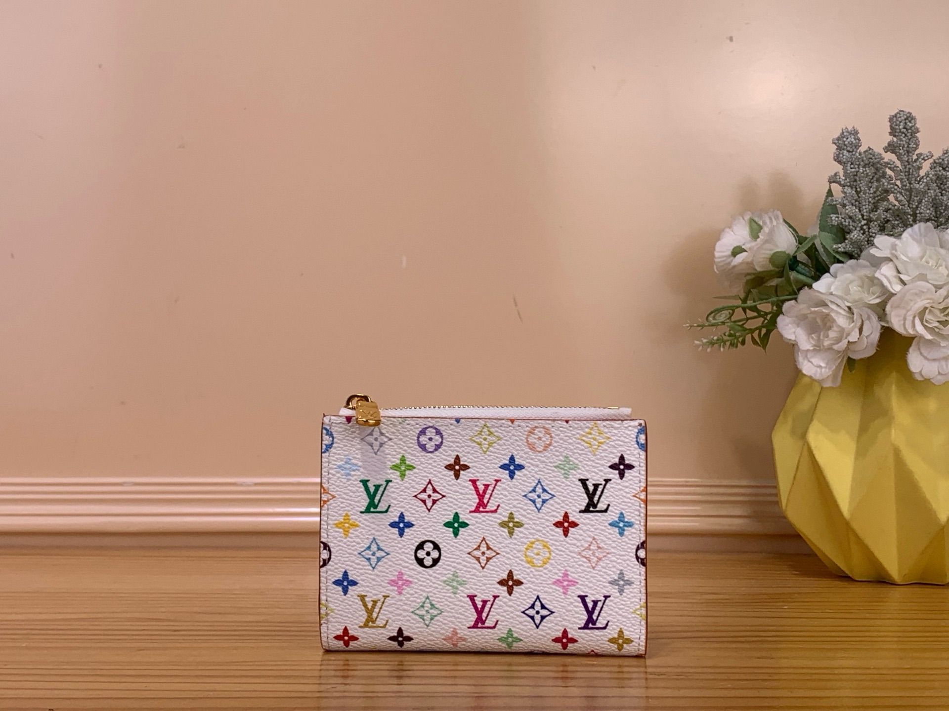 NO:687850,Top original order [LV x TM Lisa Wallet] M27736 White Color (Takashi Murakami) Louis Vuitton and Takashi Murakami’s joint series launched the latest style of this Lisa wallet, ms This wallet is to commemorate the birth of the brand’s iconic plaid pattern  Redesigned for the anniversary. This colorful style is built on white canvas, displaying the iconic pattern and accented with a gold zipper pull. The interior of the wallet features multiple pockets for coins and banknotes, as well as four card slots. Dimensions 9x 11.5x 1.5 cm 1912027,,louis vuitton,louis vuitton,wallets19860909顶级原单【LV x TM Lisa Wallet 钱夹】M27736 白彩（村上隆） 路易威登与村上隆联名系列推出了这款丽莎钱包的最新款式,ms该款钱包是为纪念该品牌标志性的格纹图案诞生 周年而重新设计的.这款色彩鲜艳的款式以白色帆布为基底,展现了标志性的图案,并配有金色拉链头加以点缀.钱包内部设有多个用于存放硬币和纸币的口袋,以及四个卡槽. 尺寸 9x 11.5x 1.5 厘米 1912027,,louis vuitton,louis vuitton,wallets,Bag