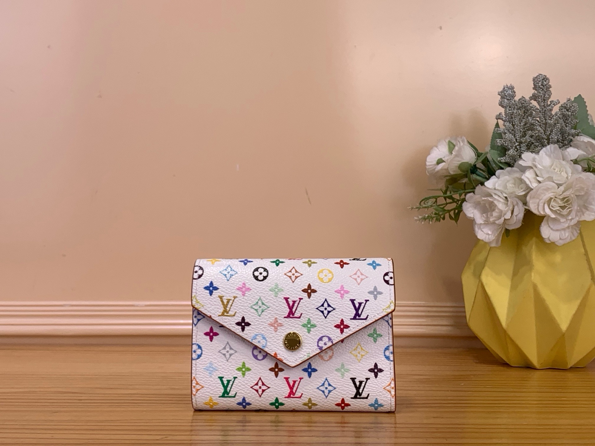 NO:687851,Top Original [LV x TM Victorine Wallet] M28387 White Color (Takashi Murakami) To celebrate the birth anniversary of the brand's iconic letter logo, this Victorine wallet specially showcases an exclusive version of this iconic pattern. ms It is part of the Louis Vuitton and Takashi Murakami collaboration series. It is made of canvas and lined with cowhide, equipped with multiple pockets and card slots. The golden snap button adds an elegant decorative effect. Dimensions 12 x 9.5 x 2.5  cm.1912027,,louis vuitton,louis vuitton,wallets,cowhide19860909顶级原单【LV x TM Victorine 钱夹】M28387 白彩（村上隆） 为庆祝该品牌标志性字母标志诞生 周年,这款维克蒂娜钱包特别展示了这一标志性的图案的专属版本.ms它是路易威登与村上隆合作系列的一部分,由帆布制成并内衬牛皮,配有多个口袋和卡槽.金色的按扣为其增添了优雅的装饰效果. 尺寸 12 x 9.5 x 2.5 厘米.1912027,,louis vuitton,louis vuitton,wallets,cowhide,Bag