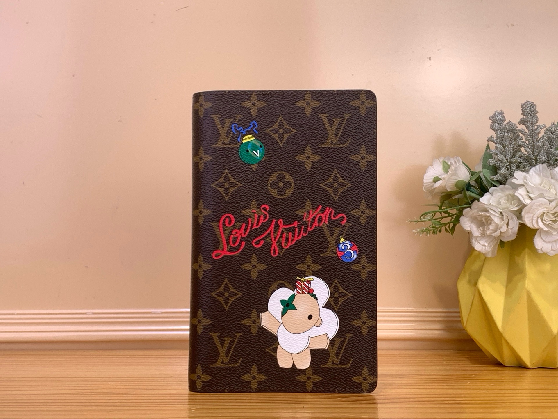 NO:687859,Top original order [laptop protective cover] GI1464 presbyopic/gold (Christmas series). It is based on the classic LV presbyopic canvas, printed with the limited Vivienne ms flower character cartoon pattern, with Christmas element decoration and handwritten 'Louis Vuitton' words, the style is lively and festive. Size 14 x 22.5 x 2 cm.2113036,, louis vuitton, louis vuitton19860909顶级原单【笔记本保护套】GI1464 老花/金色（ 圣诞系列） 以经典的LV老花帆布为基底,印有限定的Vivienne ms小花人卡通图案,搭配圣诞元素装饰与手写体“Louis Vuitton”字样,风格活泼且具节日氛围. 尺寸 14 x 22.5 x 2 cm.2113036,,louis vuitton,louis vuitton,Bag