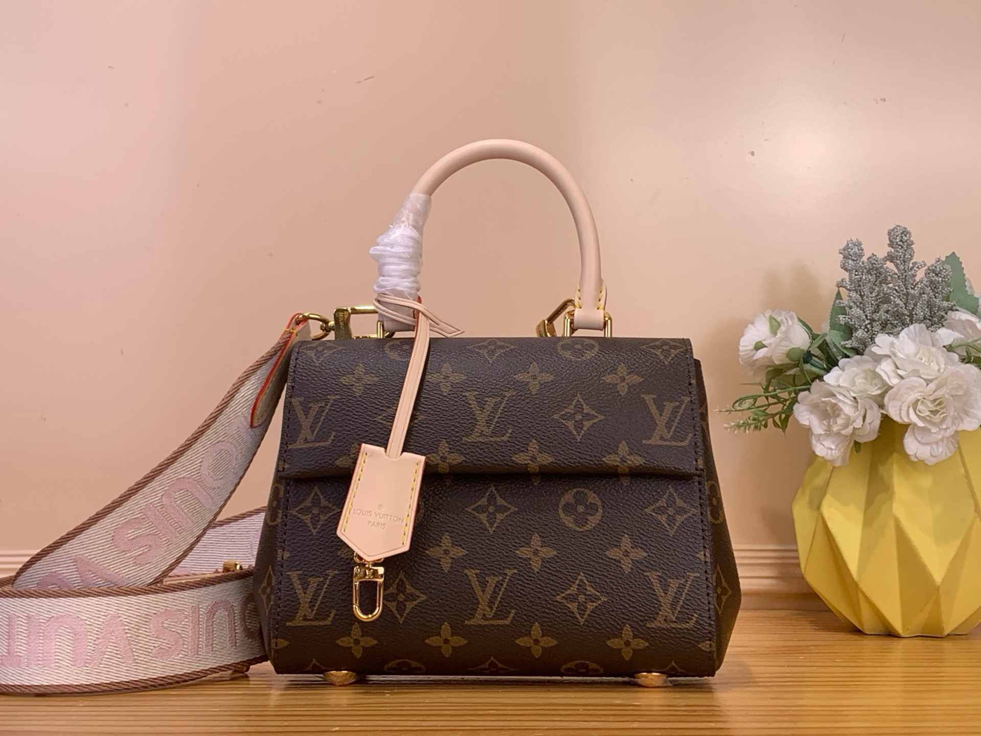 NO:687860,Top original order [CLUNY mini handbag] m46055 (black shoulder strap) m13040 This Cluny mini handbag is made of Monogram canvas, with Louis Vuitton's iconic Toron19860909顶级原单【CLUNY 迷你手袋】 m46055（黑色肩带）m13040 本款 Cluny 迷你手袋选取 Monogram 帆布,搭配路易威登标志性的 Toron xh手柄和皮革钥匙包,旨在赢得品牌爱好者的青睐.品牌标识织物肩带可随心取下,实现更多背携方式. 尺寸20 x 16 x 7.5.5516065,,louis vuitton,Bag