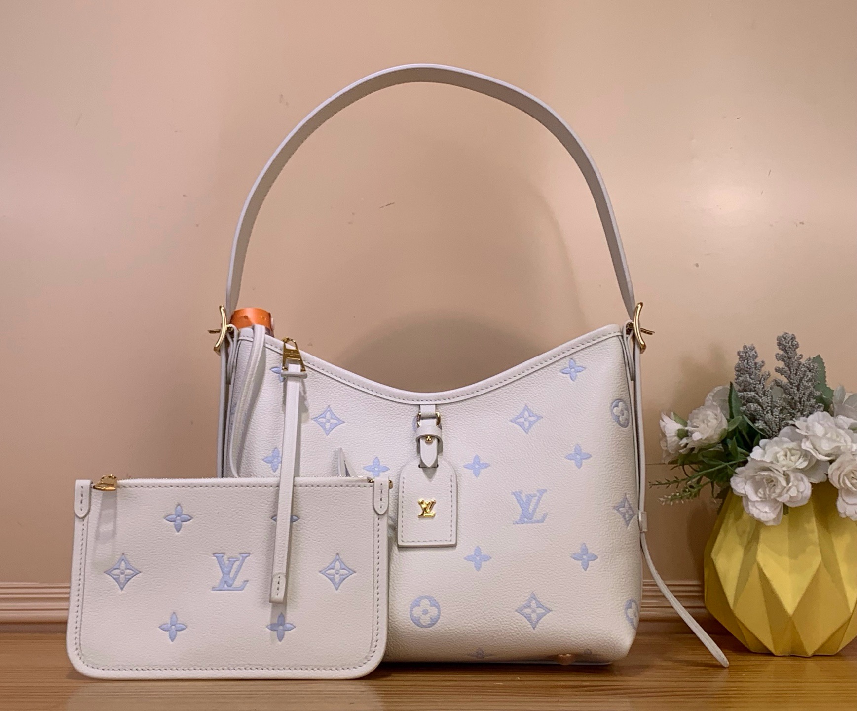 NO:687885,Top original item [Carryall small handbag] m27573 blue/silk screen (strawberry milk) 'Handbag M' active on weekend outings. In addition to necessities, its size can also store books, sunglasses, etc. is its charm. The Monogram Amlant ys leather that symbolizes the Maison is finished in chic milky white and blue tones, and bright gold hardware adds color. Louis Vuitton's signature decorative nameplate and detachable zipper pocket. Size 29 x  24 x 12 cm 8219095 (width x height x sides),,louis vuitton19860909顶级原单【Carryall 小号手袋】m27573 蓝色/丝印(草莓牛奶） 活跃在周末外出的“手提包M”.除了必需品之外,还可以收纳书籍和太阳镜等的尺寸是其魅力所在.象征Maison的Monogram Amlant ys皮革以别致的乳白色和蓝色色调完成,用明亮的金色金具增添了色彩.路易威登的标志性装饰名牌和可拆卸的拉链口袋. 尺寸29 x 24 x 12厘米 8219095（宽x高x边）,,louis vuitton,Bag
