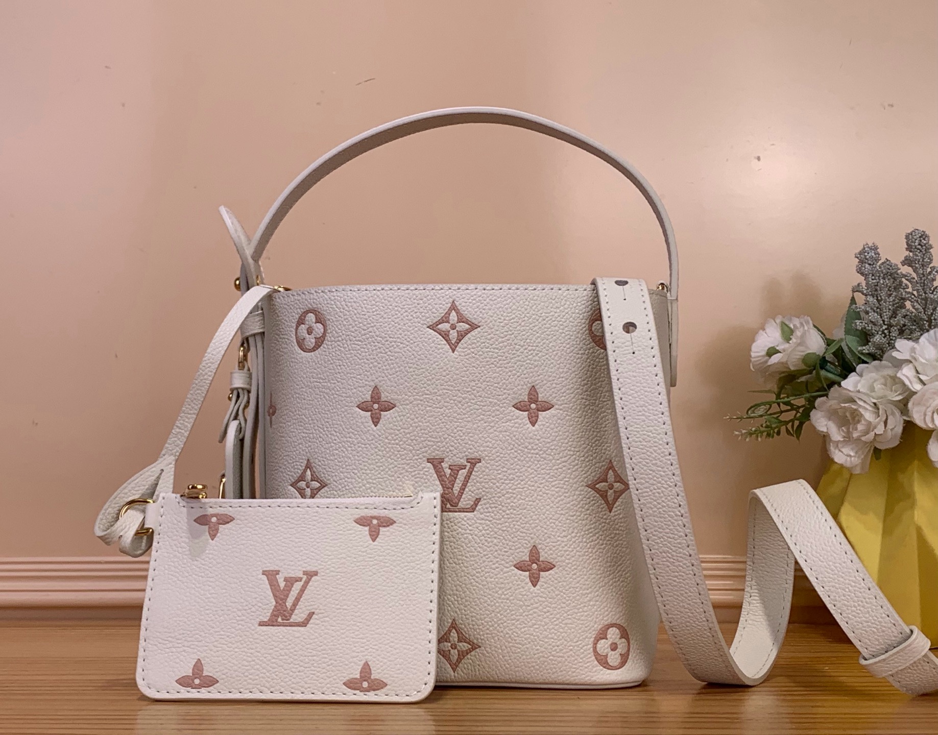 NO:687889,Top original order [All in bb handbag] m27570 green/silk screen m28315 pink/silk screen Characterized by playful milky white and green, 'All In BB' adds a casual presence to daily outfits. Iconic Monogram Amlant  ys leather is embellished with bright gold hardware, giving a refined impression. Mason's signature decorative nameplate and padlock (lock) are a compliment to Louis Vuitton's traditional luggage. A size that can fully accommodate the essentials, it is a bag that can enjoy colorful styling. Dimensions 16 x 18 x 12 cm 7819085 (width x height x sides), Louis Vuitton19860909顶级原单【All in bb 手袋】m27570 绿色/丝印 m28315 粉色/ 丝印 以充满玩味的乳白色和绿色为特征,为日常装束增添了随意的存在感的“All In BB”.标志性的MonogramAmlant ys皮革上装饰着明亮的金色金具,给人一种精致的印象.梅森的签名装饰性名牌和挂锁（锁）,是对路易威登传统行李的赞美.可以充分容纳必需品的尺寸,是可以享受丰富多彩的造型的包. 尺寸16 x 18 x 12厘米 7819085（宽x高x边）,,louis vuitton,Bag