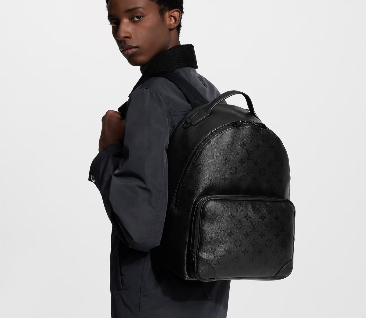 NO:687896,【Discovery Cargo Backpack】M26765 Black Flower Model Picture,19860909【Discovery Cargo 双肩包】M26765 黑花 模特图,,Bag