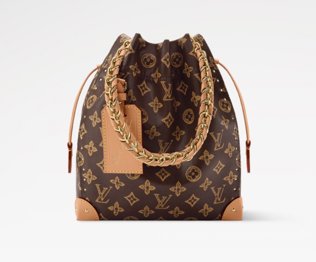 NO:701174,Top original item [NO TRUNK handbag] m28103 brown/color Noé Trunk handbag launches commemorative version, paying tribute to Louis Vuitton's trunk-making heritage and the anniversary of the birth of the Monogram pattern, adding meaning to collectors. The Monogram Origine pattern canvas creates ample space, with drawstring closure, which can easily accommodate daily needs. The inner label points out the identity of the series. Dimensions 27 x 8 x 23 cm 5816065 (H x  width x length),,louis vuitton19860909顶级原单【NO TRUNK 手袋】 m28103 棕色/彩色 Noé Trunk 手袋推出纪念版本,致敬路易威登的制箱传承和 Monogram 图案诞生 周年,为收藏家再添意义之选.Monogram Origine 图案帆布塑造充裕空间,搭配抽绳开合,可轻松容纳日常所需.内里标签点明庆贺系列身份. 尺寸27 x 8 x 23 厘米 5816065 (高 x 宽 x 长度),,louis vuitton,Bag
