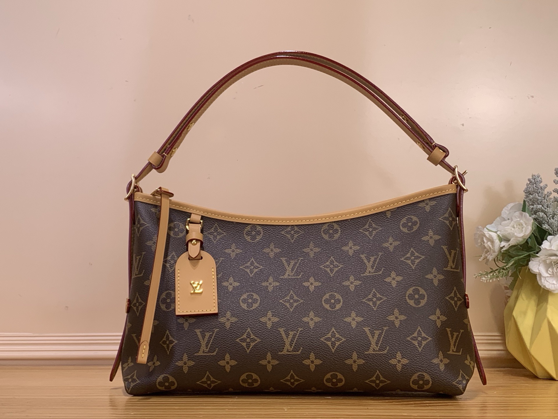 NO:687868,Top original order [CarryAll East West handbag] M28101 presbyopia CarryAll EastWest handbag is made of Monogram sj canvas and leather trim, making it a close companion for urban life. The ample configuration has a neat inner layer, and the large inner bag adds functional elements. The Monogram canvas zippered clutch is fixed by a leather strap. Dimensions: 20 x 10 x 33.5 cm (height x width x length)  4815055,,handbag19860909顶级原单【CarryAll East West手袋】M28101老花 CarryAll EastWest手袋取材 Monogram sj帆布和皮革饰边,成就都市生活的贴身伴侣.充裕构型设有齐整内层,大号内袋再添功能元素.Monogram 帆布拉链手拿包通过皮革带固定 尺寸20 x 10 x 33.5 厘米(高 x 宽 x 长度) 4815055,,handbag,Bag