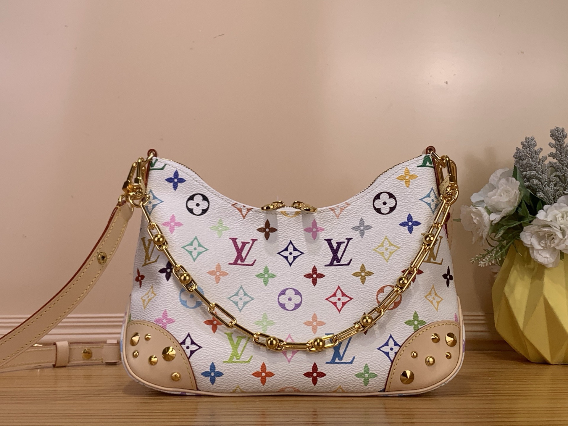 NO:687869,Top original item [BOULOGNE handbag] m27790 white color/Takashi Murakami Boulogne hl handbag is made of classic Monogram canvas, equipped with double zippers and a spacious internal patch pocket that can accommodate an ihone 12 ro mobile phone. The adjustable shoulder strap can be worn cross-body or on the shoulder, and can be removed to transform into a small chain bag or clutch. Dimensions 29 x 16 x 9.5 cm 6217075,,handbag19860909顶级原单【BOULOGNE 手袋】m27790 白彩/村上隆 Boulogne hl手袋取材经典 Monogram 帆布,配有双拉链和可容纳 ihone 12 ro 手机的宽敞内贴袋.可调节肩带实现斜挎或肩背,取下即可化身小号链条包或手拿包. 尺寸29 x 16 x 9.5 厘米 6217075,,handbag,Bag