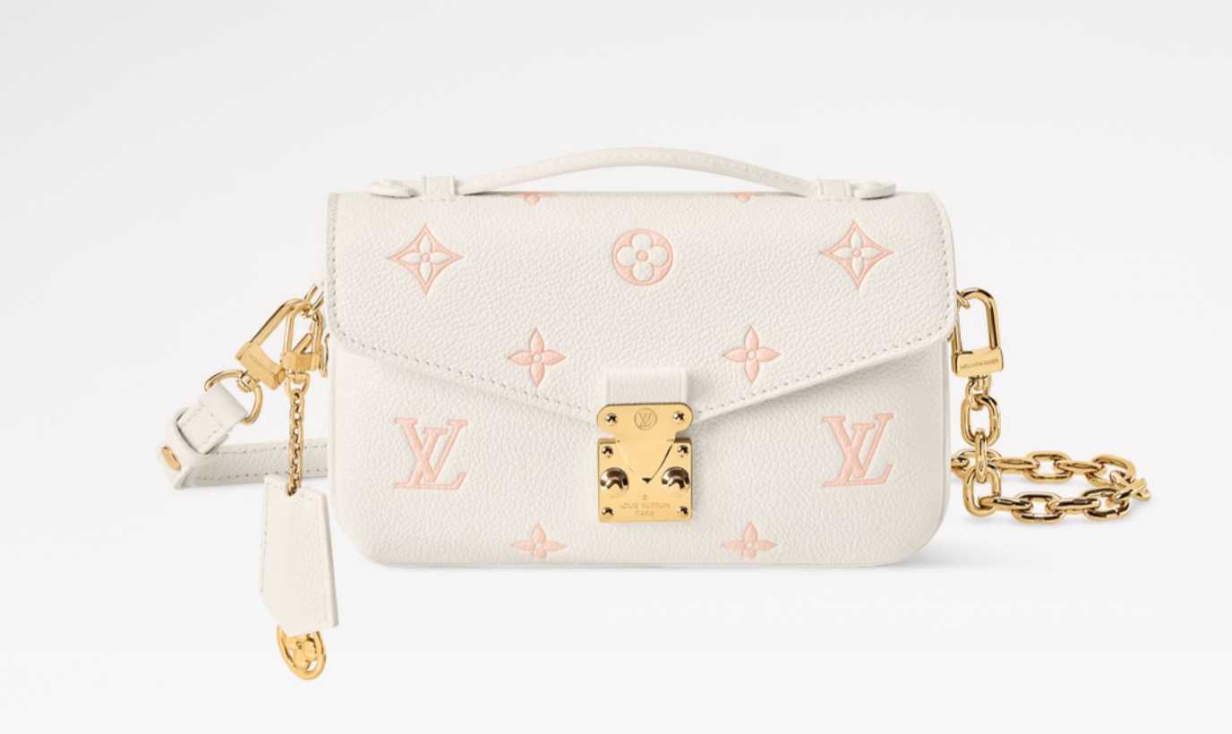 NO:687891,Top original OCHETTE MTIS EAST WEST handbag] m27575 pink/silk screen (strawberry milk) This ochette Métis East West ys handbag is made of Monogram Emreinte leather with unique colors, making it an elegant choice for weekend travel. The Yingze metal parts have been upgraded with a gorgeous atmosphere, and the S-lock buckle continues the classic touch. The inner compartment and zipper outer pocket are convenient for storing accompanying items. Size 13.5 x 6  x 21.5 cm 7618078 (height x width x length),19860909顶级原单OCHETTE MTIS EAST WEST 手袋】 m27575 粉色/丝印（草莓牛奶） 本款 ochette Métis East West ys手袋为 Monogram Emreinte 皮革渲染别致色调,成就周末出行的优雅之选.莹泽金属件升级华美气息,S-lock 锁扣延续经典笔触,内隔层和拉链外袋便于收纳随行物品. 尺寸13.5 x 6 x 21.5 厘米 7618078 (高 x 宽 x 长度),,Bag