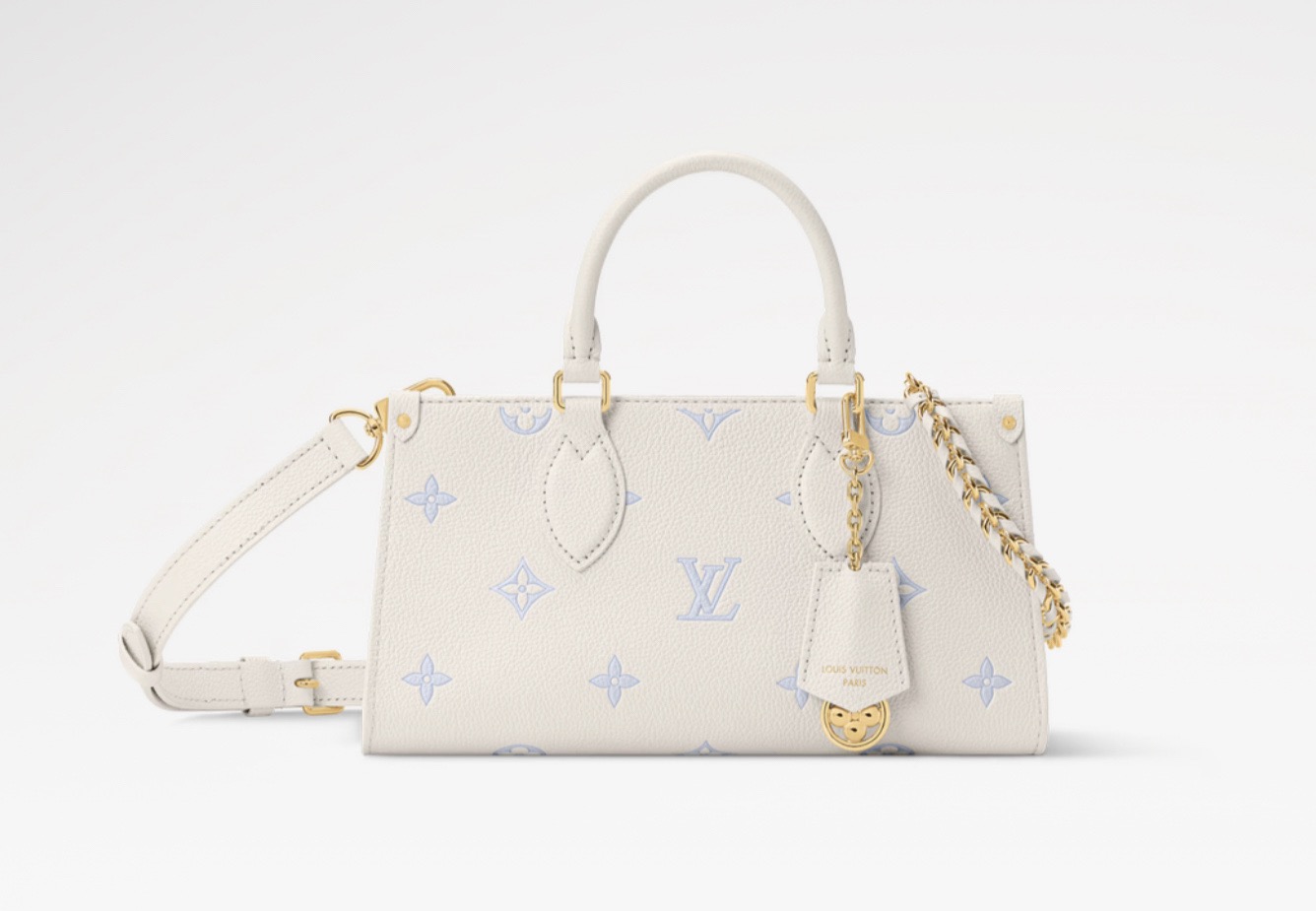 NO:687902,Top original order [ONTHEGO EAST WEST handbag] m27577 blue/silk screen (strawberry milk) This OnTheGo EW handbag is from the Monogram Emreinte Outline ys series, interpreting the new season fashion with elegant two-color. The Monogram Emreinte leather has an exquisite shape, the silver woven chain and unique charms are detachable, and the compartments are convenient for storing daily needs, and can be flexibly switched to a variety of carrying methods.  Dimensions 13 x 10 x 25 cm 8019095 (height x width x length),19860909顶级原单【ONTHEGO EAST WEST 手袋】 m27577 蓝色/丝印（草莓牛奶） 本款 OnTheGo EW 手袋出自 Monogram Emreinte Outline ys系列,以雅致双色演绎新季风尚.Monogram Emreinte 皮革塑造玲珑构型,莹泽编织链条和别致挂饰均可拆卸,隔层便于收纳日常所需,可灵活切换多种背携方式. 尺寸13 x 10 x 25 厘米 8019095 (高 x 宽 x 长度),,Bag