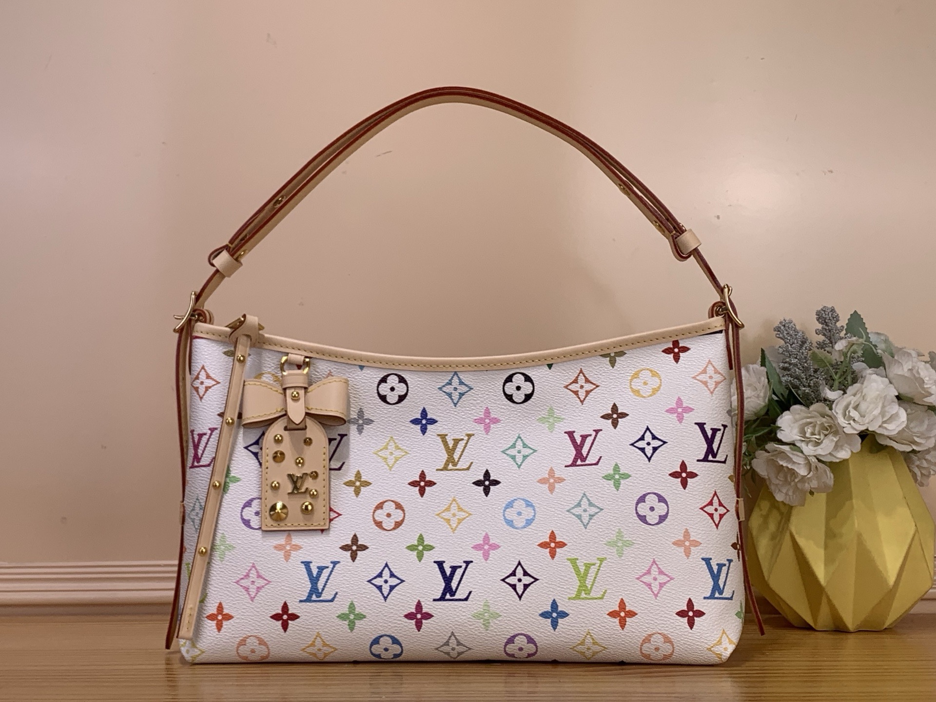 NO:687872,Top original order [CarryAll East West handbag] M27578 white color/Takashi Murakami CarryAll EastWest handbag is made of Monogram hl canvas and leather trim, making it a close companion for urban life. The ample structure has a neat inner layer, and the large inner bag adds functional elements. The Monogram canvas zippered clutch is fixed by a leather strap. Dimensions: 20 x 10 x 33.5 cm (height x width x length)  6217075,,handbag19860909顶级原单【CarryAll East West手袋】M27578 白彩/村上隆 CarryAll EastWest手袋取材 Monogram hl帆布和皮革饰边,成就都市生活的贴身伴侣.充裕构型设有齐整内层,大号内袋再添功能元素.Monogram 帆布拉链手拿包通过皮革带固定 尺寸20 x 10 x 33.5 厘米(高 x 宽 x 长度) 6217075,,handbag,Bag