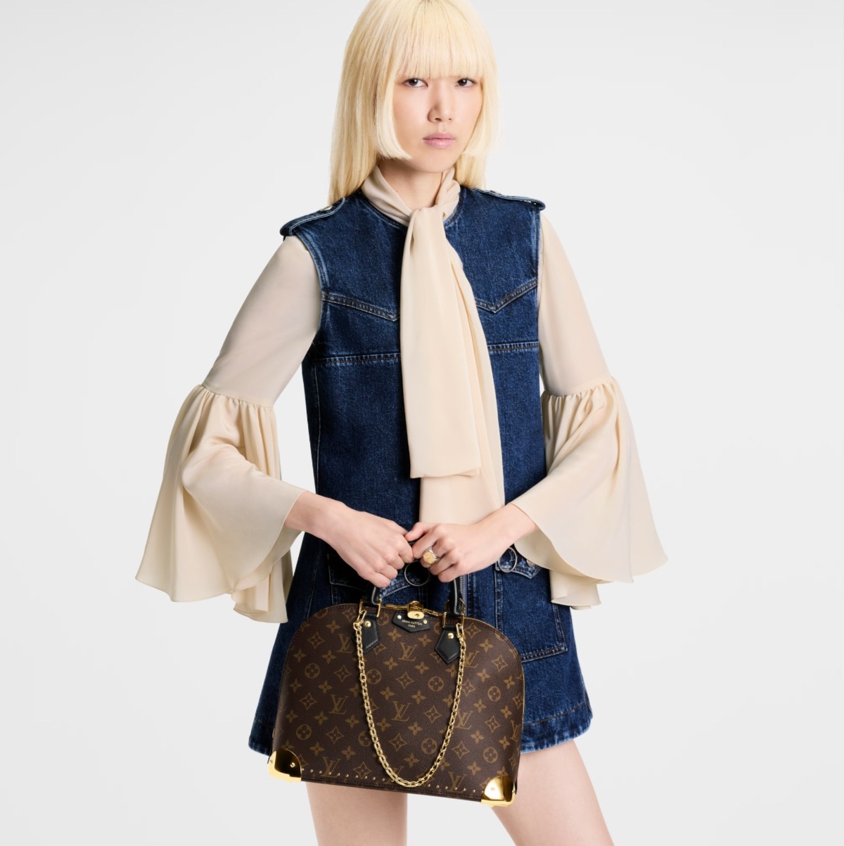 NO:687874,[Alma m shell handbag] M27216 presbyopia/rivet model picture,19860909【Alma m 贝壳手袋】M27216 老花/铆钉 模特图,,Bag