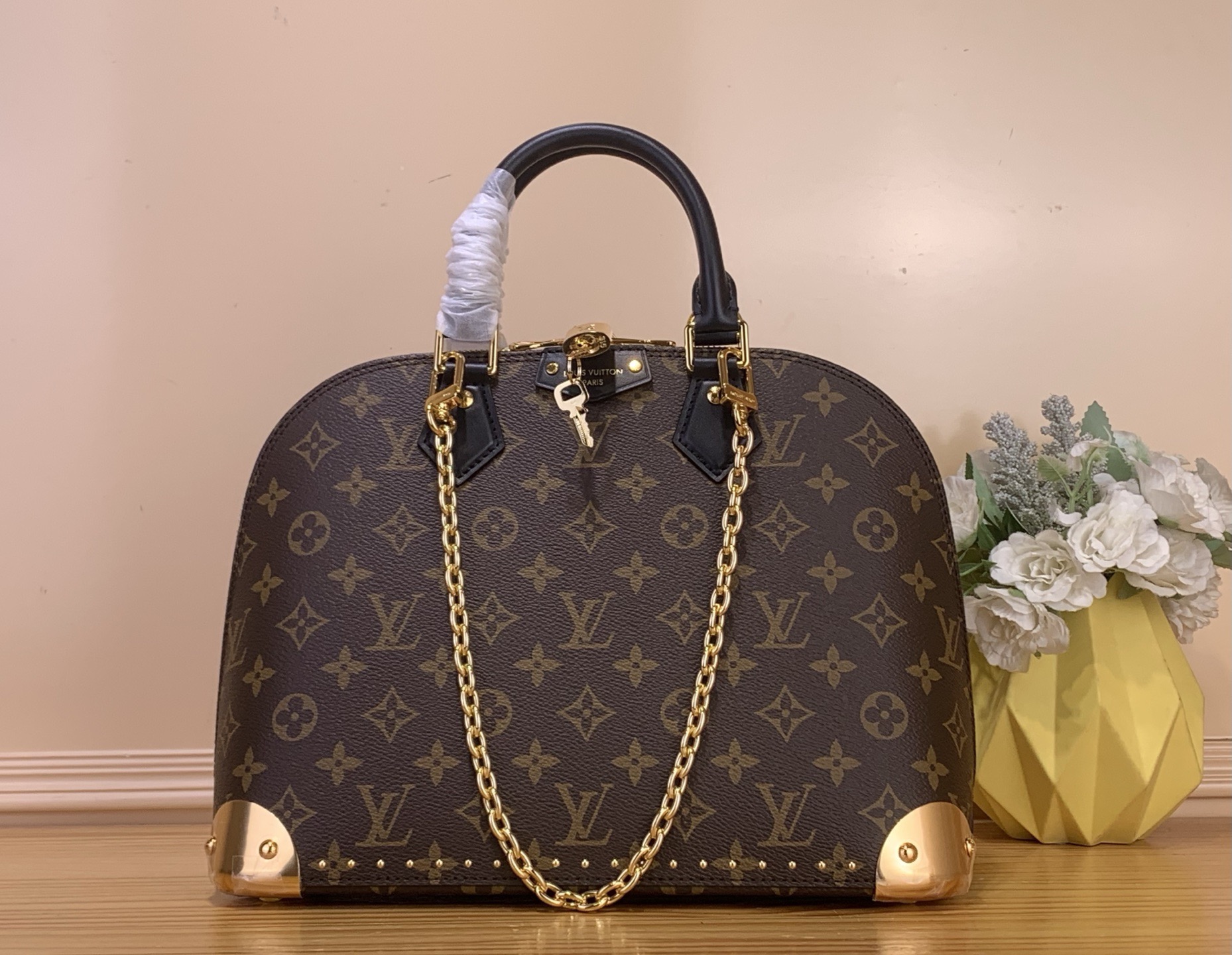 NO:687870,Top Original [Alma M Shell Handbag] M27216 Presbyopia/Rivets This modern version of the ALMA M welcomes you, paying homage to the brand’s travel heritage with high-quality hardware. The bag is made of Monogram  25x 16 cm6517075,,cowhide19860909顶级原单【Alma m 贝壳手袋】M27216 老花/铆钉 这款 ALMA M 的现代版表示欢迎,它以高品质的五金配件致敬了该品牌的旅行传统.该包采用 Monogram xl帆布制成,表面镶有小牛皮边饰,角部带有金色装饰,还配有一个由皮革外层包裹的标志性密码锁.这款设计多用途,既可以手提,也可以搭配链条使用. 尺寸 31 x 25x 16 厘米6517075,,cowhide,Bag