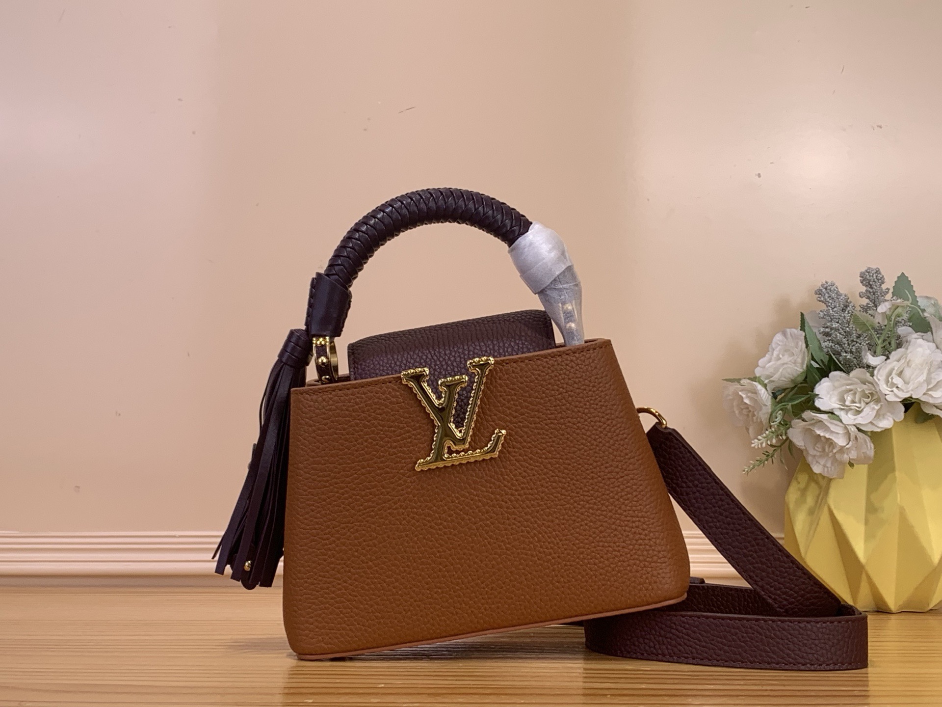 NO:687884,Top original order [Sac Caucines mini handbag] M48865 25463 brown/purple (braided wrist #hang must) As part of the Sac Caucines hl collection, this cappuccini MM bag pays homage to the company's expertise and long tradition of travel. This stylish two-tone model is made of Taurus leather, iconic Initial LV, and features a unique perforation technique. The hand-woven top handle took two hours to make by experienced craftsmen.  Dimensions 21 × 14 × 8 cm 130121450,,louis vuitton19860909顶级原单【Sac Caucines mini 手袋】M48865 25463 棕色/拼紫色（编织手腕#挂须） 作为 Sac Caucines hl系列的一部分,这款卡布奇尼MM包向该公司的专业知识和悠久的旅行传统致敬.这款时尚的双色模型由金牛座皮革制成,具有标志性的初始LV,其特点是独特的穿孔技术.手工编织的上把手由经验丰富的工匠花了两个小时制作. 尺寸21 × 14 × 8 厘米 130121450,,louis vuitton,Bag