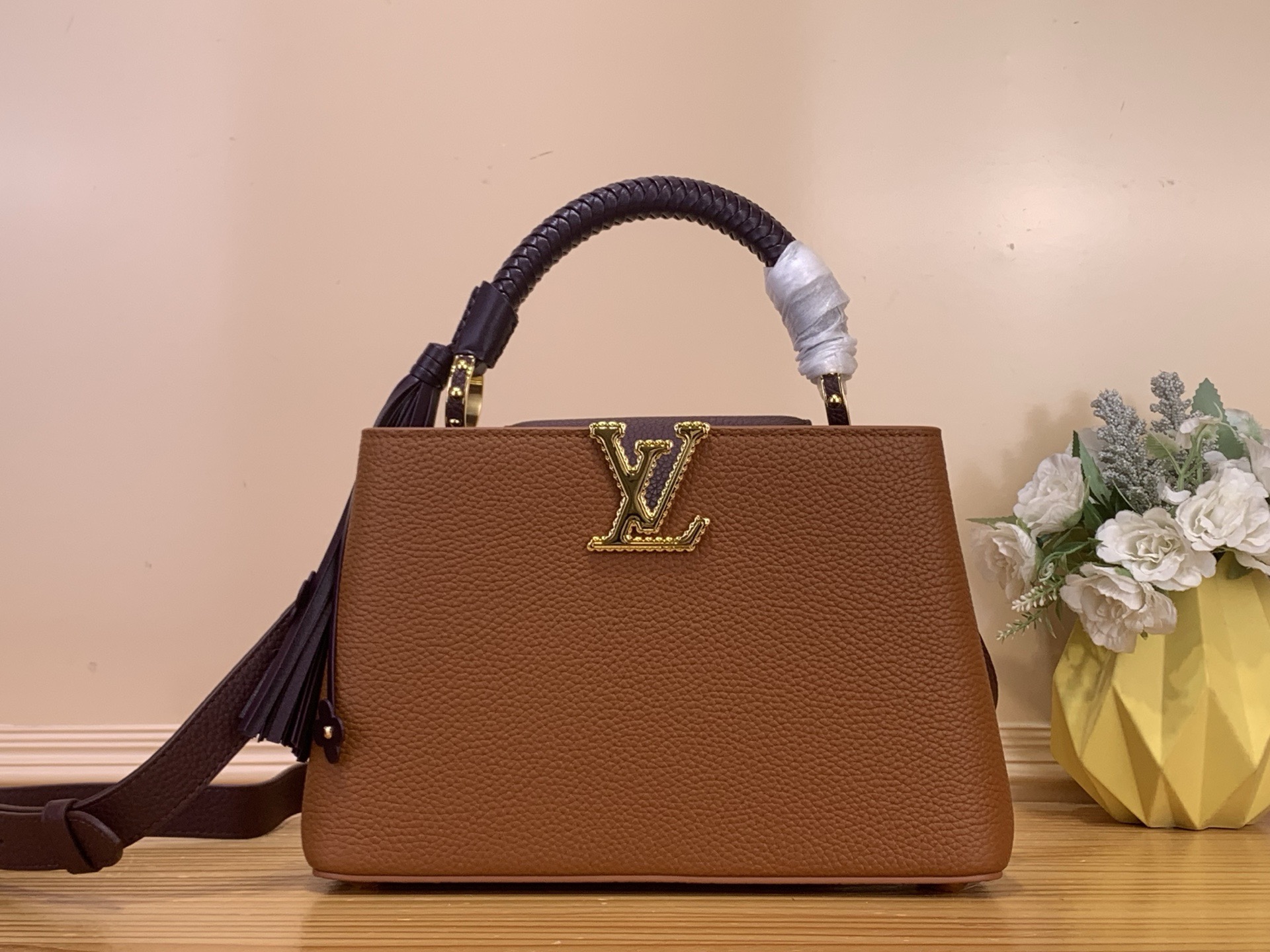 NO:687882,Top original item [Sac Caucines small handbag] M48865 25463 brown/purple (braided wrist #hang must) As part of the Sac Caucines hl collection, this cappuccini MM bag pays homage to the company’s expertise and long tradition of travel. This stylish two-tone model is made of Taurus leather, with the iconic initial LV, and is characterized by a unique perforation technique. The hand-woven top handle is made by experienced craftsmen in two hours.  Dimensions 27 x 17 × 9 cm 140121550,,louis vuitton19860909顶级原单【Sac Caucines 小号 手袋】M48865 25463 棕色/拼紫色（编织手腕#挂须） 作为 Sac Caucines hl系列的一部分,这款卡布奇尼MM包向该公司的专业知识和悠久的旅行传统致敬.这款时尚的双色模型由金牛座皮革制成,具有标志性的初始LV,其特点是独特的穿孔技术.手工编织的上把手由经验丰富的工匠花了两个小时制作. 尺寸27 x 17 × 9 厘米 140121550,,louis vuitton,Bag