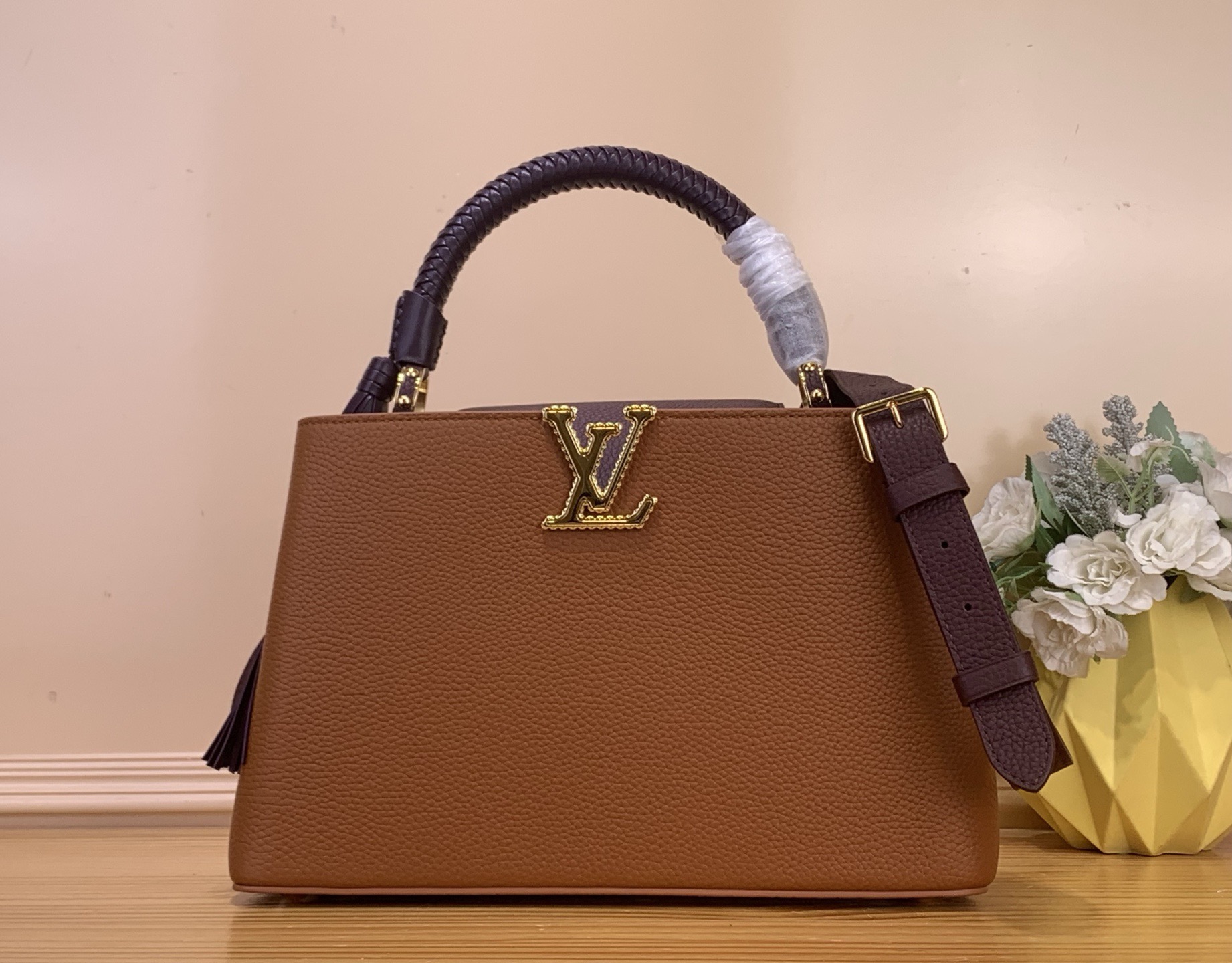 NO:687879,Top original item [Sac Caucines Medium Handbag] M48865 25463 Brown / Purple (Braided Wrist # hang mustache) As part of the Sac Caucines hl collection, this cappuccini MM bag pays homage to the company’s expertise and long tradition of travel. This stylish two-tone model is made of Taurus leather, iconic Initial LV, and features a unique perforation technique. The hand-woven top handle takes two hours to make by experienced craftsmen.  Dimensions 31 x 20 x 11 cm 145121600,,louis vuitton19860909顶级原单【Sac Caucines 中号 手袋】M48865 25463 棕色/拼紫色（编织手腕#挂须） 作为 Sac Caucines hl系列的一部分,这款卡布奇尼MM包向该公司的专业知识和悠久的旅行传统致敬.这款时尚的双色模型由金牛座皮革制成,具有标志性的初始LV,其特点是独特的穿孔技术.手工编织的上把手由经验丰富的工匠花了两个小时制作. 尺寸31 x 20 x 11厘米 145121600,,louis vuitton,Bag