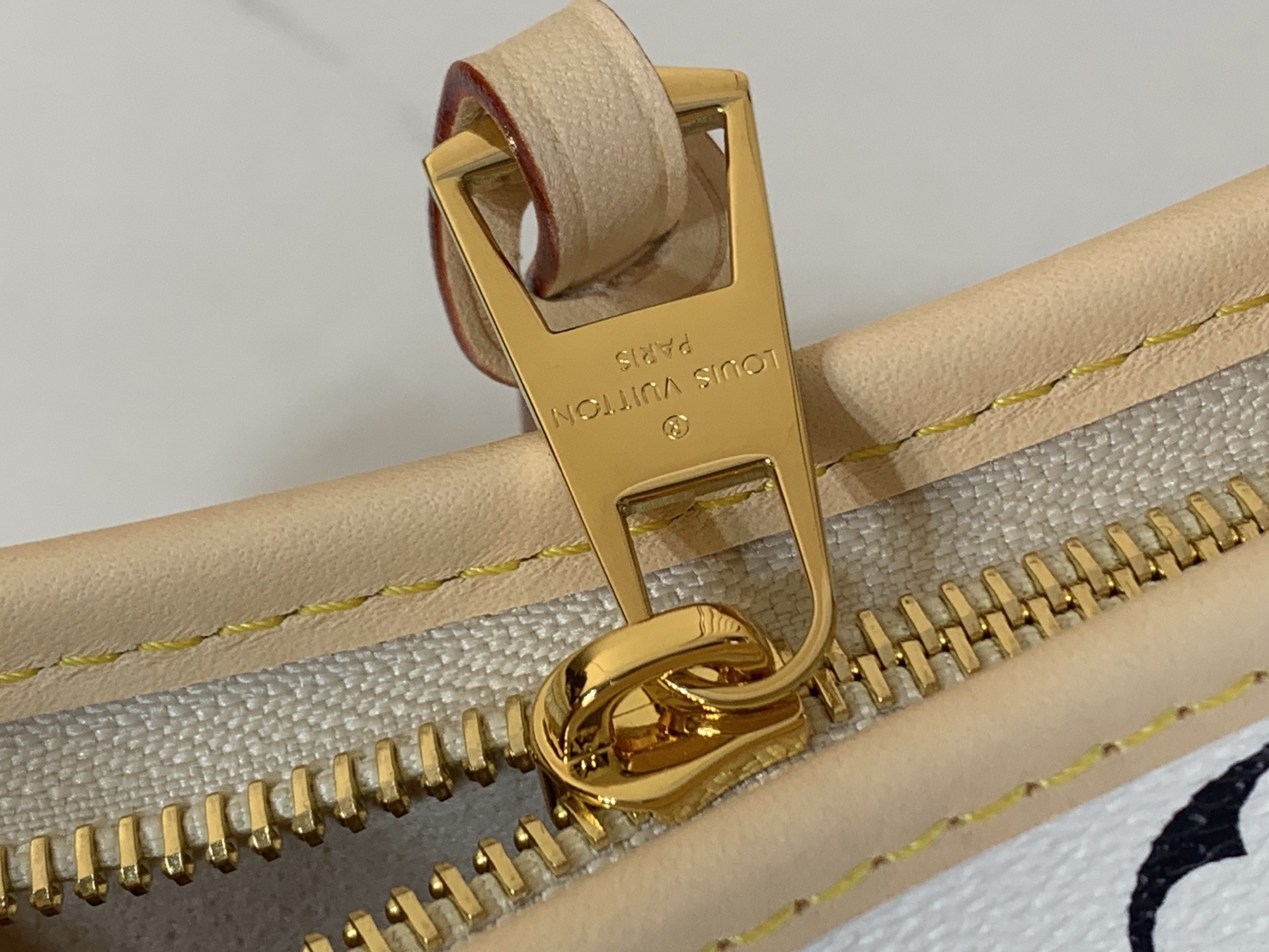 LV Style White Leather Clutch Bags detail image 7 from source 760016