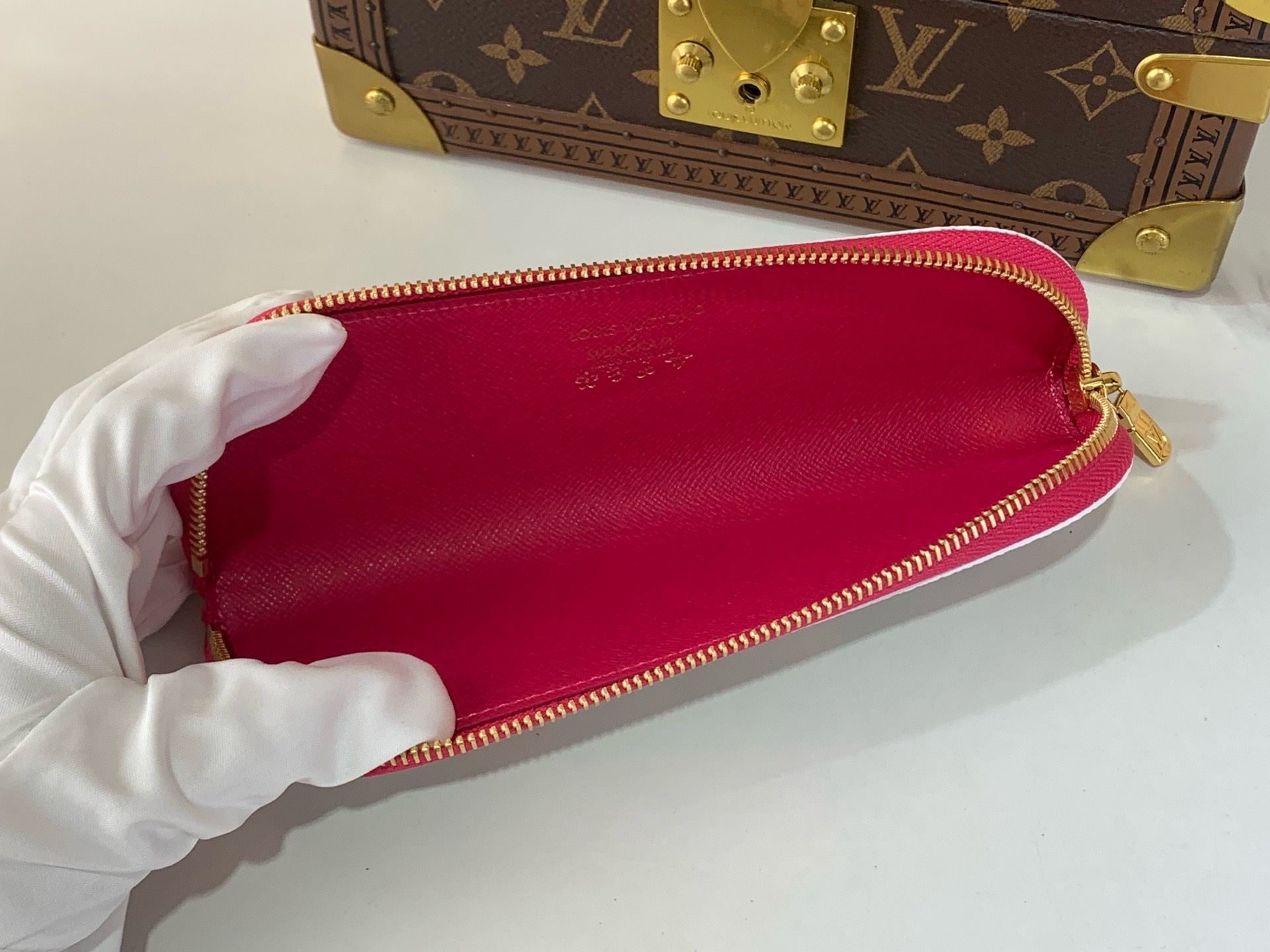 LV Style White Bag style reference detail image 8 from source 760024