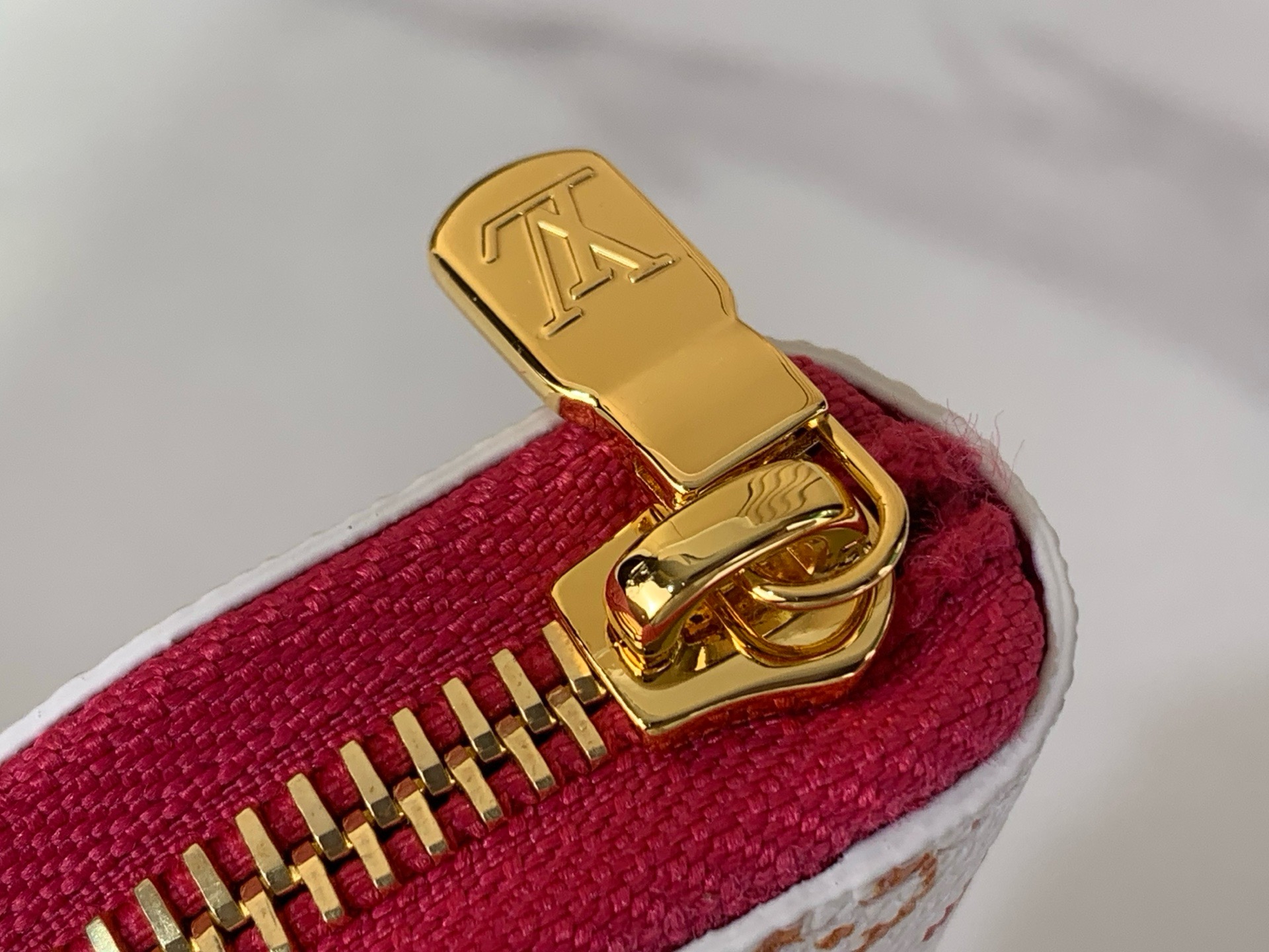 LV Style White Bag style reference detail image 6 from source 760024