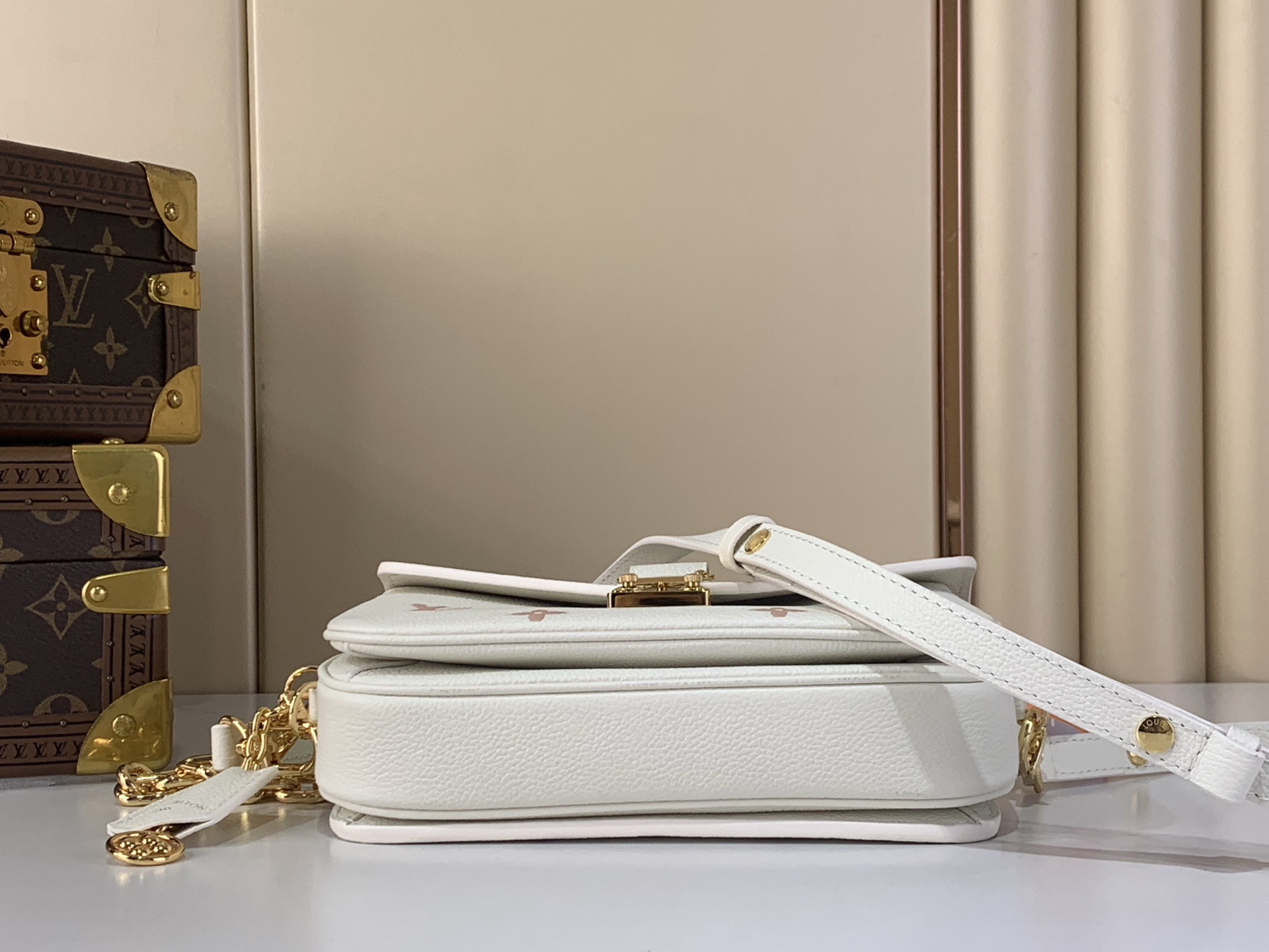 LV Style Beige Leather Clutch Bags detail image 4 from source 760044