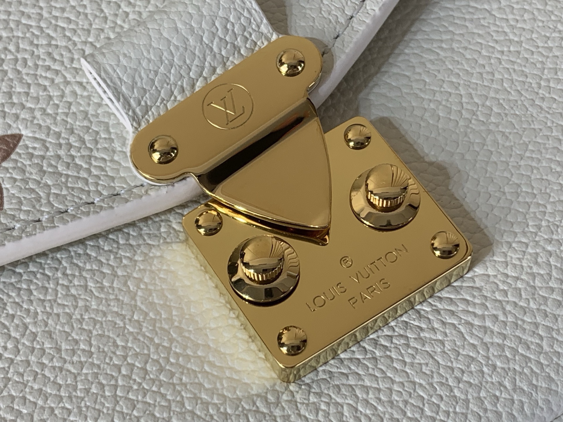 LV Style Beige Leather Clutch Bags detail image 5 from source 760044