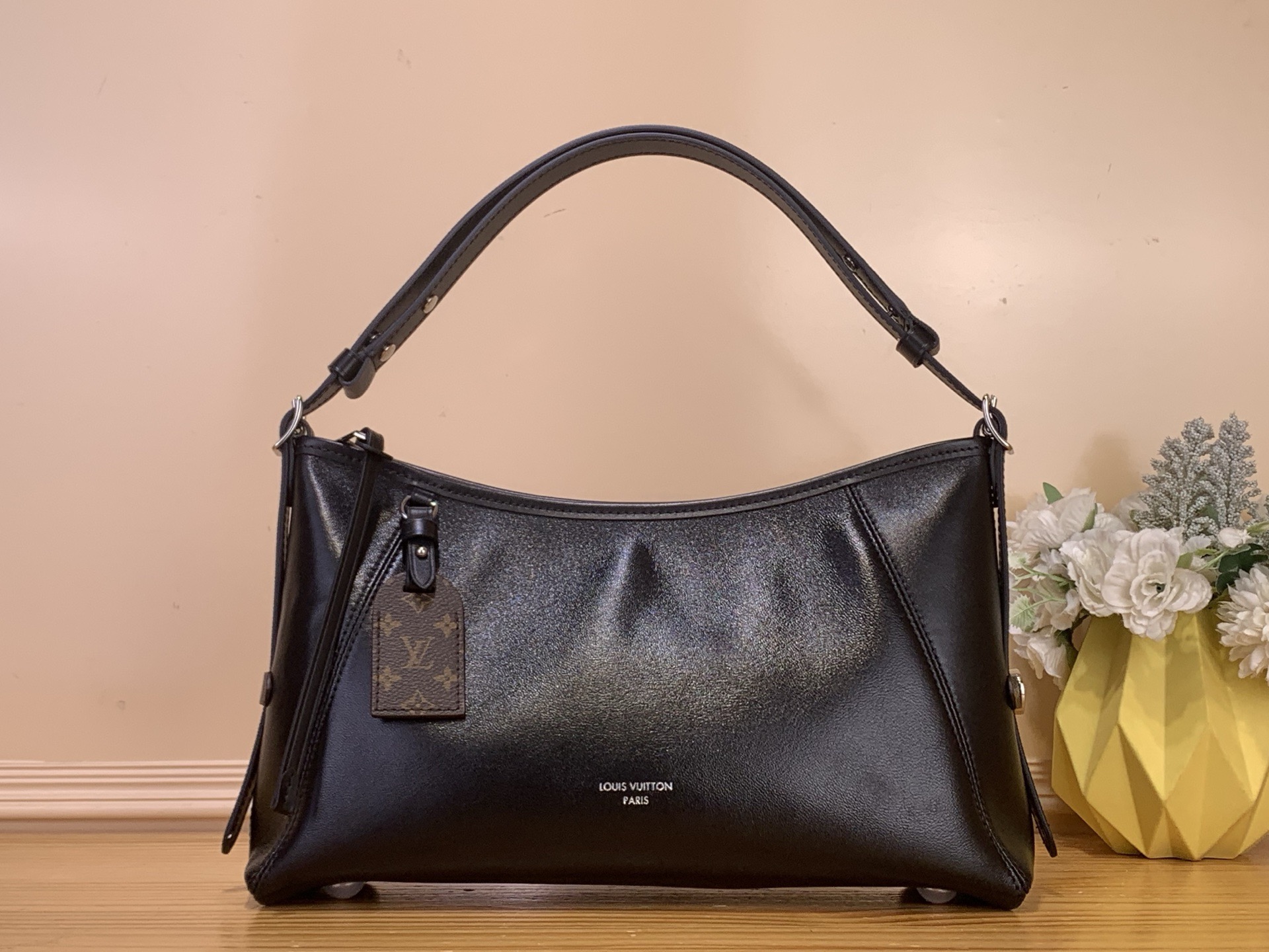 NO:701156,Top original order [CarryAll East West handbag] M28160 black CarryAll EastWest handbag is made of Monogram lt canvas and leather trim, making it a close companion for urban life. The ample configuration has a neat inner layer, and the large inner bag adds functional elements. The Monogram canvas zippered clutch is fixed by a leather strap. Dimensions: 20 x 10 x 33.5 cm (height x width x length) 6017075,,handbag19860909顶级原单【CarryAll East West手袋】M28160 黑色 CarryAll EastWest手袋取材 Monogram lt帆布和皮革饰边,成就都市生活的贴身伴侣.充裕构型设有齐整内层,大号内袋再添功能元素.Monogram 帆布拉链手拿包通过皮革带固定 尺寸20 x 10 x 33.5 厘米(高 x 宽 x 长度)6017075,,handbag,Bag