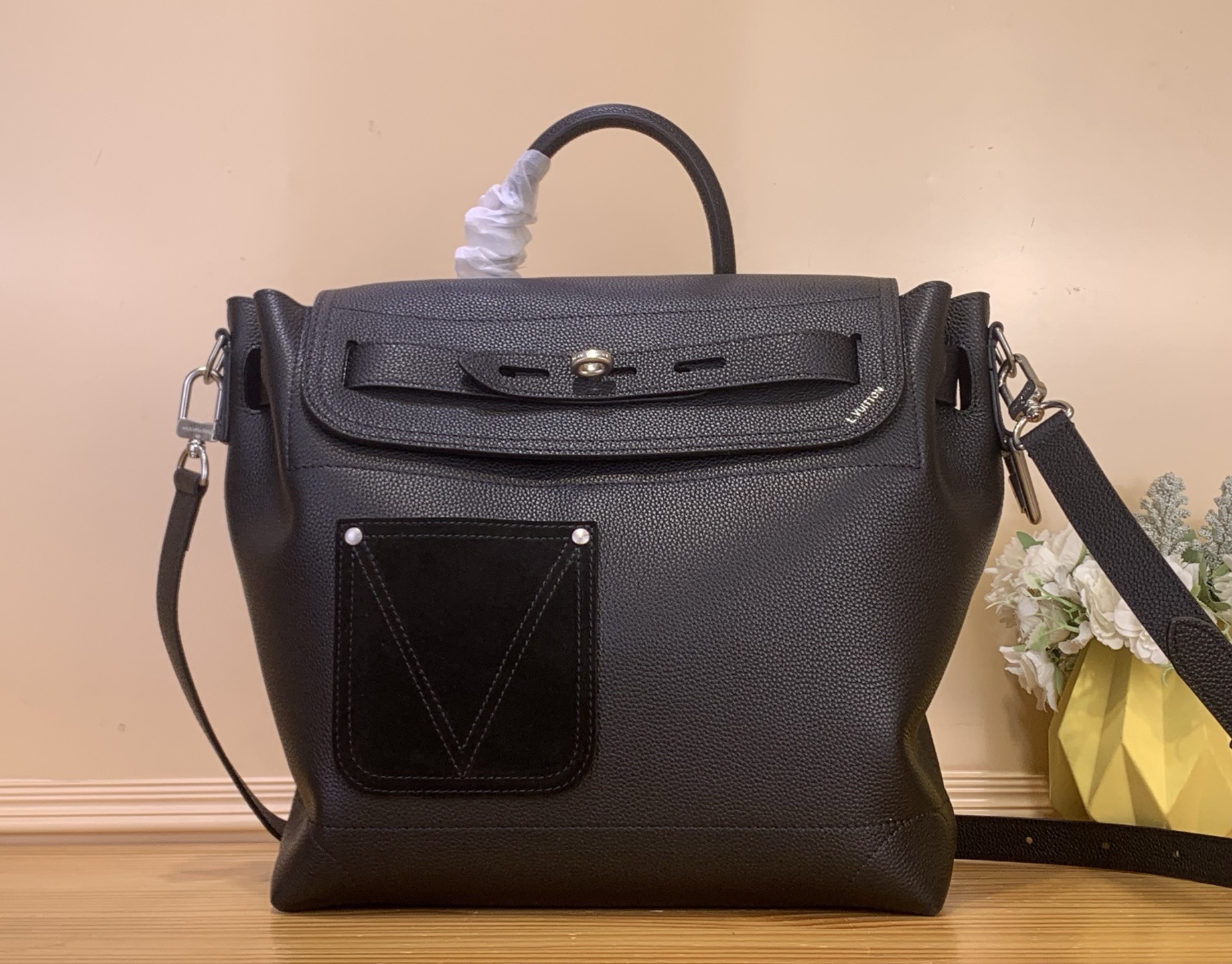 NO:701157,Top original order [Steamer 30 Handbag] M26758 Brown M27061 Black This Steamer 30 handbag uses LV Touch cow leather to reinterpret the classic Steamer hx handbag that has been popular for centuries. Grain leather and suede leather are decorated on both sides. The suede leather front pocket is subtly embellished with V-shaped stitching, and the convenient V-shaped hook buckle is integrated into the Monogram flower. The shoulder strap design provides cross-body and hand-held options. Size 33 x  14 x 32 cm 120121250 (height x width x length),,louis vuitton,cowhide19860909顶级原单【 Steamer 30 手袋】M26758 棕色 M27061 黑色 本款 Steamer 30 手袋以 LV Touch 牛皮革焕新演绎风行百年的经典 Steamer hx手袋.粒面皮革与绒面皮革分饰两面.绒面皮革前袋含蓄点缀 V 字缝线,便利 V 形钩扣融入 Monogram 花卉.肩带设计提供斜跨与手提选择. 尺寸33 x 14 x 32 厘米 120121250 (高 x 宽 x 长度),,louis vuitton,cowhide,Bag