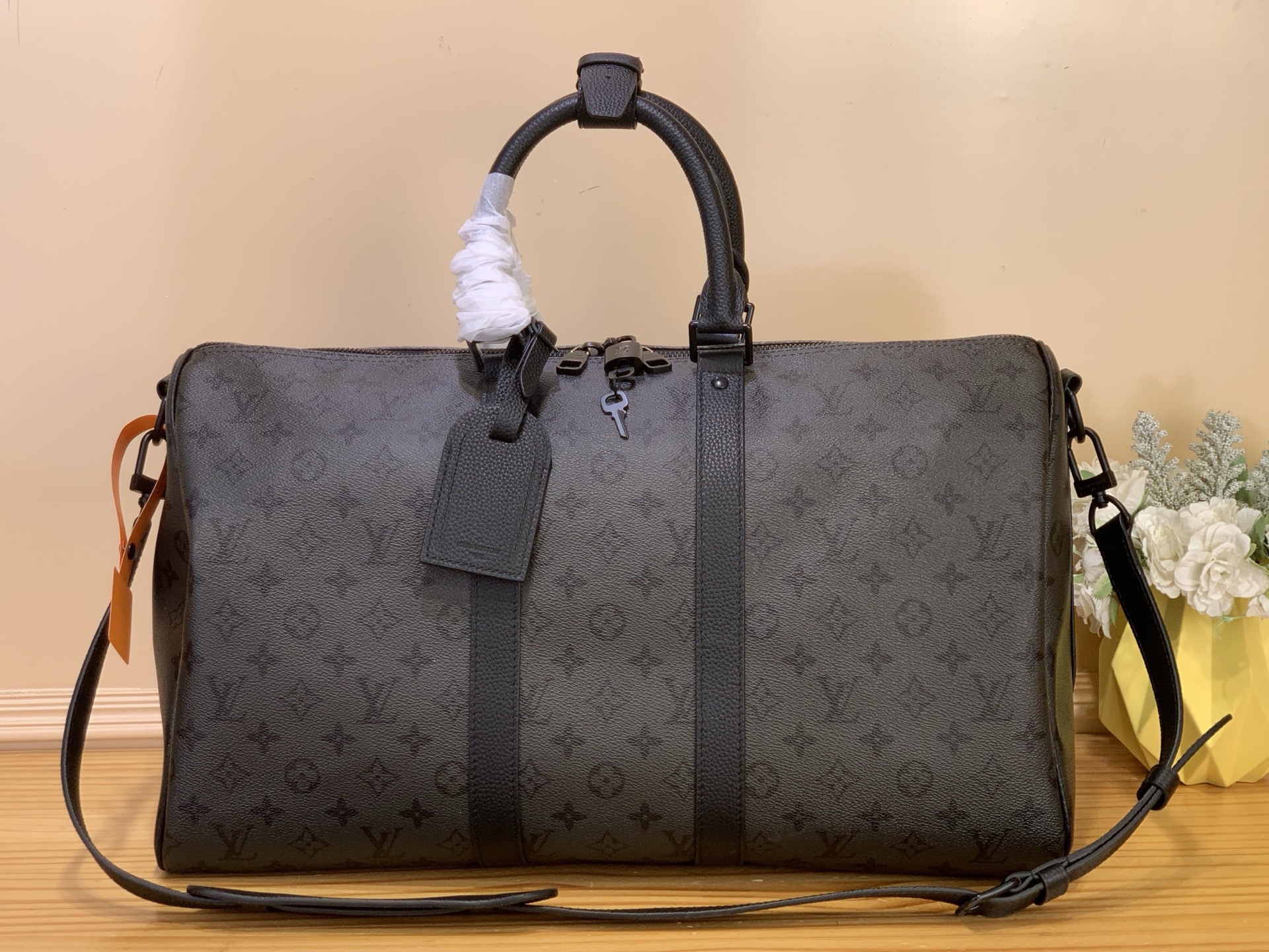 NO:701160,Top original item [Keeall Bandoulière 45 travel bag] M28403 black, Monogram Midnight cc coated canvas with restrained Monogram pattern. Matte metal parts, micrograined cowhide leather trim and top handle create a solid color structure. With detachable and adjustable shoulder strap, it can be easily carried, making it a fashionable choice for short trips. Dimensions 27 x 20 x 45 cm. 6517074 (height x  width x length),,cowhide19860909顶级原单【Keeall Bandoulière 45 旅行袋】M28403 黑色 为 Monogram Midnight cc涂层帆布铺陈内敛 Monogram 图案.哑光金属件、微粒面牛皮革饰边与顶部手柄共塑纯色构型.搭配可拆卸并调节的肩带,可轻松携行,成就短途旅行的时尚之选. 尺寸27 x 20 x 45厘米.6517074 (高 x 宽 x 长度),,cowhide,Bag