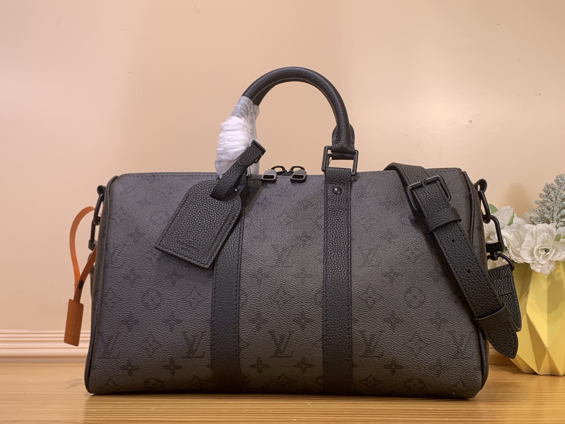 NO:701162,Top original order [KEEALL BANDOULIRE 35 handbag] m28370 black This Keeall Bandoulière 35 handbag is made of Monogram Midnight cc coated canvas with calm leather trim. Matte metal parts and zippers add to the neat look. The detachable and adjustable leather shoulder strap allows for comfortable shoulder or cross-body wear, and the rolled leather top handle adds a hand-held option. Size 21 x 16 x 34 cm  6217075 (height x width x length),19860909顶级原单【KEEALL BANDOULIRE 35 手袋】 m28370 黑色 本款 Keeall Bandoulière 35 手袋为 Monogram Midnight cc涂层帆布搭配沉稳皮革饰边.哑光金属件及拉链烘托利落观感.可拆卸并调节的皮革肩带实现舒适肩背或斜跨,辊压皮革顶部手柄再添手提选择. 尺寸21 x 16 x 34 厘米 6217075 (高 x 宽 x 长度),,Bag