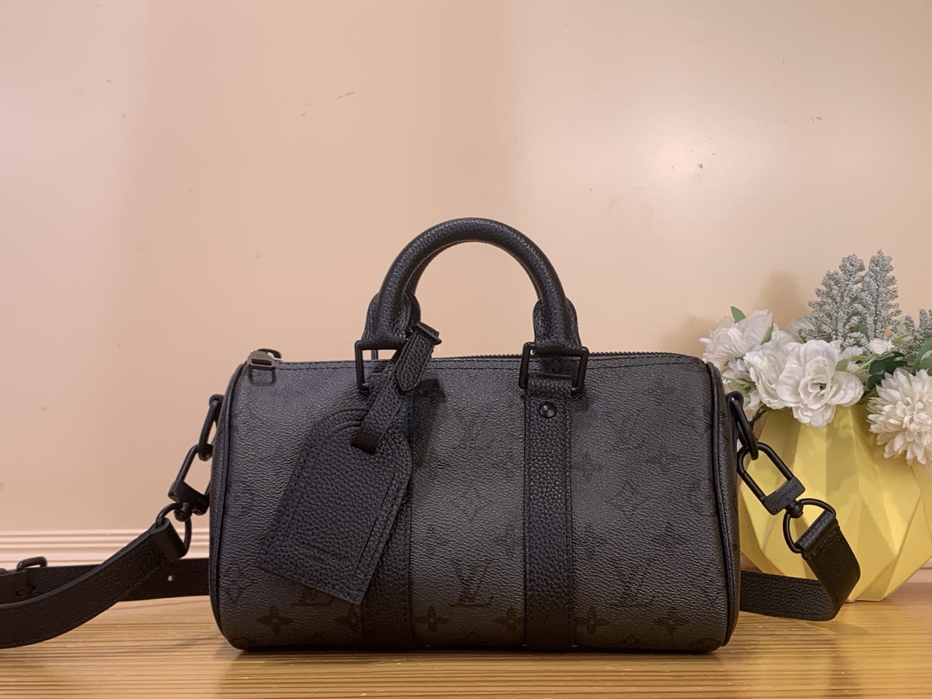 NO:701161,Top original order [KEEALL BANDOULIRE 25 Handbag] m28369 Black This Keeall Bandoulière 25 handbag is made of Monogram Midnight cc coated canvas embellished with deep Monogram prints, showing a confident style. The exquisite urban structure is matched with leather trim and matte zipper. The top handle and wide detachable and adjustable fabric shoulder strap allow for comfortable cross-body and hand carry. Size 15 x 11 x  25 cm 5216065 (height x width x length),19860909顶级原单【KEEALL BANDOULIRE 25 手袋】 m28369 黑色 本款 Keeall Bandoulière 25 手袋为 Monogram Midnight cc涂层帆布点缀深邃 Monogram 印花,张扬自信风范.精巧都市构型搭配皮革饰边和哑光拉链.顶部手柄与宽幅可拆卸并调节的织物肩带实现舒适斜跨与手提. 尺寸15 x 11 x 25 厘米 5216065 (高 x 宽 x 长度),,Bag