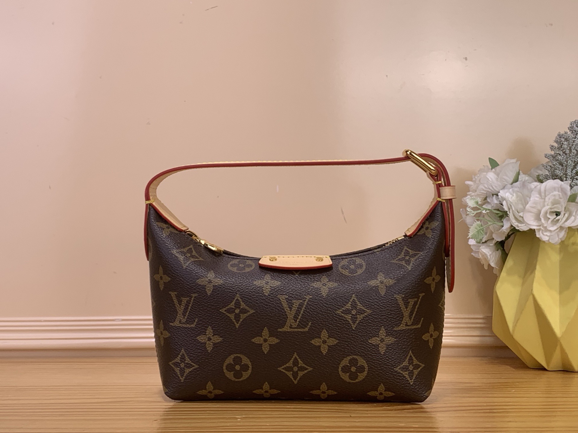 NO:701163,Top Original [Hills Ochette Handbag] m27509 Presbyopia This version of the Hills Ochette stars the Monogram Mini gx, which takes inspiration from the House's iconic Monogram canvas. Part of the Autumn/Winter collection, it comes with cowhide trim and gold hardware, and features adjustable handles to find the perfect drop. There's plenty of space inside to store your phone, card holder, lipstick and keys. Dimensions 18.5 x 11 x 6.5 cm  4115055,,cowhide19860909顶级原单【Hills ochette手袋】 m27509 老花 这个版本的Hills ochette由Monogram Mini gx主演,它从众议院标志性的Monogram画布中获取灵感.作为秋冬系列的一部分,它配有牛皮饰边和金色五金件,配有可调节的手柄,可以找到完美的下降.里面有足够的空间存放手机、持卡人、口红和钥匙. 尺寸18.5 x 11 x 6.5厘米 4115055,,cowhide,Bag