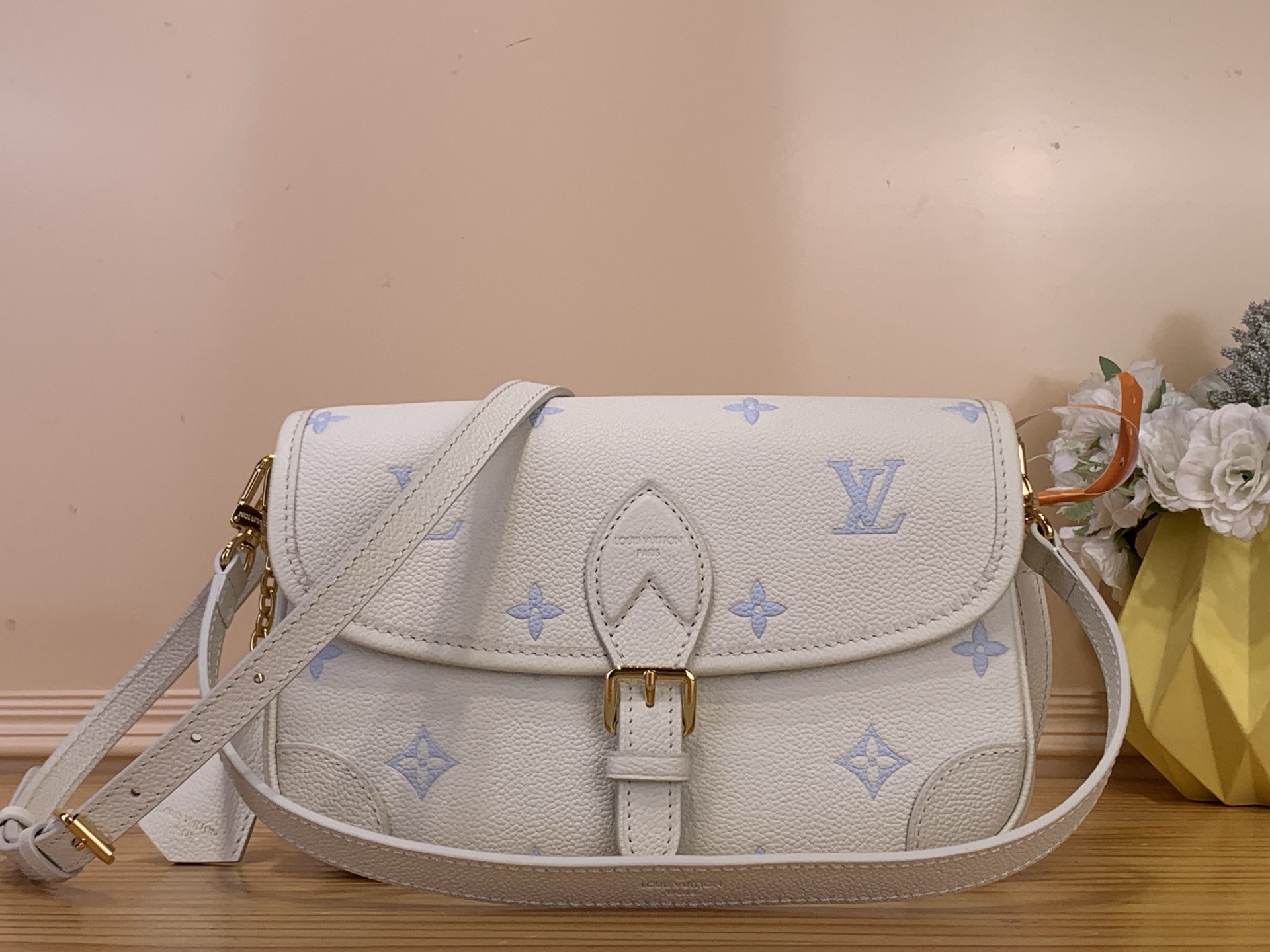 NO:701185,Top original order [DIANE handbag] m28054 blue/silk screen (strawberry milk) This Diane handbag makes the Monogram Emreinte ys leather present an elegant tone, reinterpreting the modern style. The shiny metal parts and detachable LV charms upgrade the gorgeous style, and the zippered inner pocket can properly store small items. Dimensions 15 x 9 x 24 cm 7818580 (height x width x  length),,louis vuitton19860909顶级原单【DIANE 手袋】 m28054 蓝色/丝印（草莓牛奶） 本款 Diane 手袋令 Monogram Emreinte ys皮革呈现淡雅色调,焕新演绎摩登风尚.莹泽金属件和可拆卸 LV 挂饰升级华美格调,拉链内贴袋妥善收纳随行小物. 尺寸15 x 9 x 24 厘米7818580 (高 x 宽 x 长度),,louis vuitton,Bag