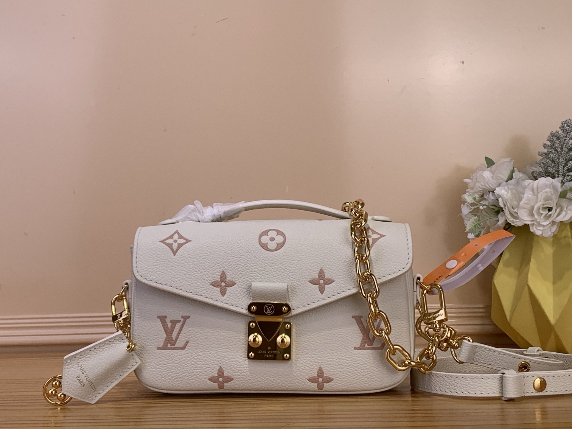 NO:701186,Top original OCHETTE MTIS EAST WEST handbag] m27575 pink/silk screen (strawberry milk) This ochette Métis East West ys handbag is made of Monogram Emreinte leather with unique colors, making it an elegant choice for weekend travel. The Yingze metal parts have been upgraded with a gorgeous atmosphere, and the S-lock buckle continues the classic touch. The inner compartment and zipper outer pocket are convenient for storing accompanying items. Size 13.5 x 6  x 21.5 cm 7618078 (height x width x length),19860909顶级原单OCHETTE MTIS EAST WEST 手袋】 m27575 粉色/丝印（草莓牛奶） 本款 ochette Métis East West ys手袋为 Monogram Emreinte 皮革渲染别致色调,成就周末出行的优雅之选.莹泽金属件升级华美气息,S-lock 锁扣延续经典笔触,内隔层和拉链外袋便于收纳随行物品. 尺寸13.5 x 6 x 21.5 厘米 7618078 (高 x 宽 x 长度）,,Bag