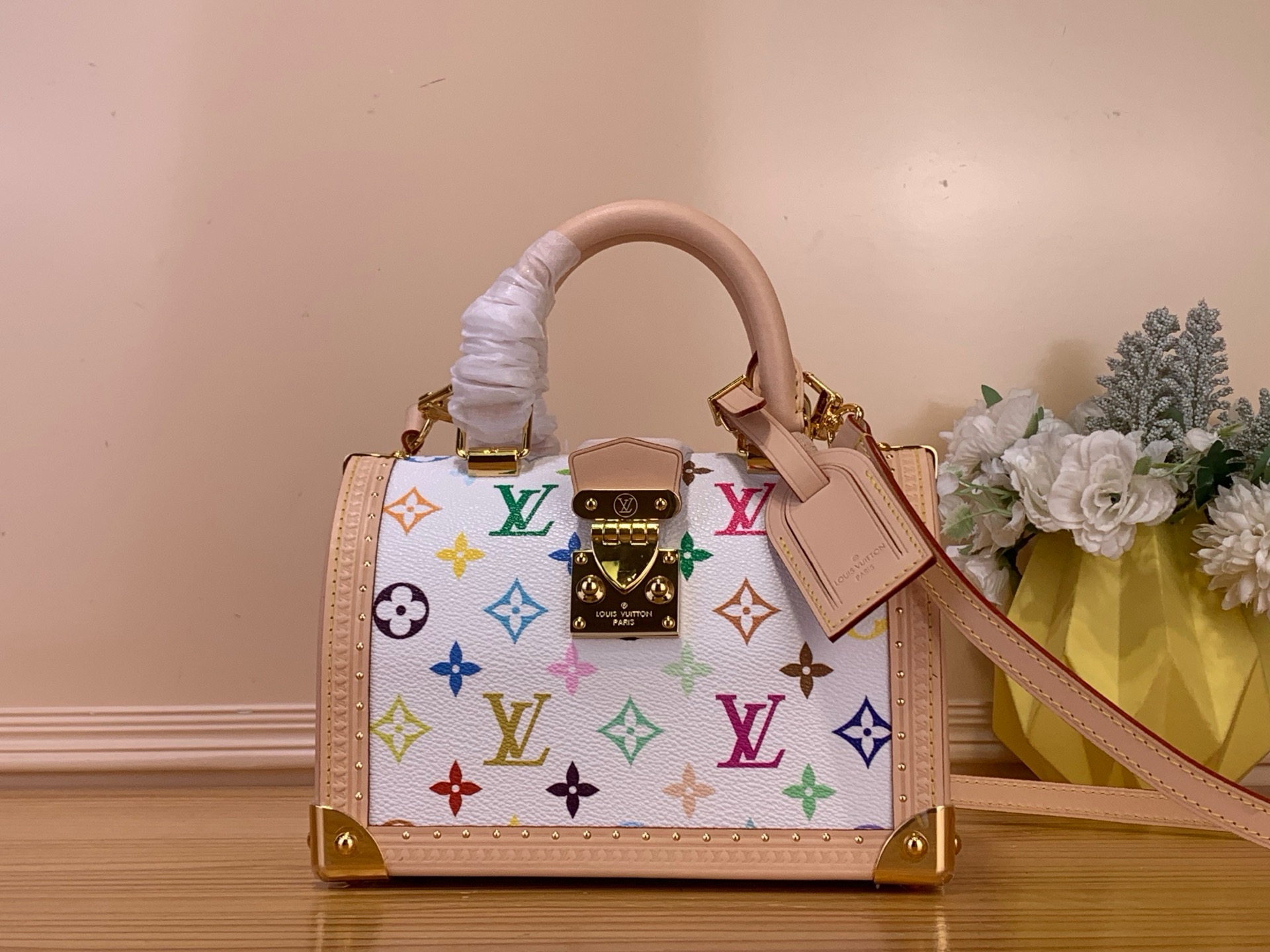 NO:701190,Top original order [Seedy Trunk 20 Hard Case Handbag] M27833/11154 White Color (Takashi Murakami) This Seedy Trunk 20 handbag is a replica of the 2003 Louis Vuitton x Takashi Murakami series, with Monogram Multicolore  Elegant leather lining wrapped in st coated canvas. Calf leather trim, dazzling hardware and corners highlight the refined details. The top handle and detachable and adjustable shoulder strap allow for multiple carrying options. Dimensions 15 x 13 x 21 cm 145121550,,louis vuitton,cowhide19860909顶级原单【Seedy Trunk 20 硬箱手袋】M27833/11154 白彩（村上隆） 本款 Seedy Trunk 20 手袋作为 2003 年路易威登 x 村上隆系列的复刻版,以 Monogram Multicolore st涂层帆布包裹优雅皮革内衬.牛皮革饰边、耀目金属件和包角彰显工致细节,顶部手柄和可拆卸并调节的肩带实现多种背携方式. 尺寸 15 x 13 x 21 厘米 145121550,,louis vuitton,cowhide,Bag