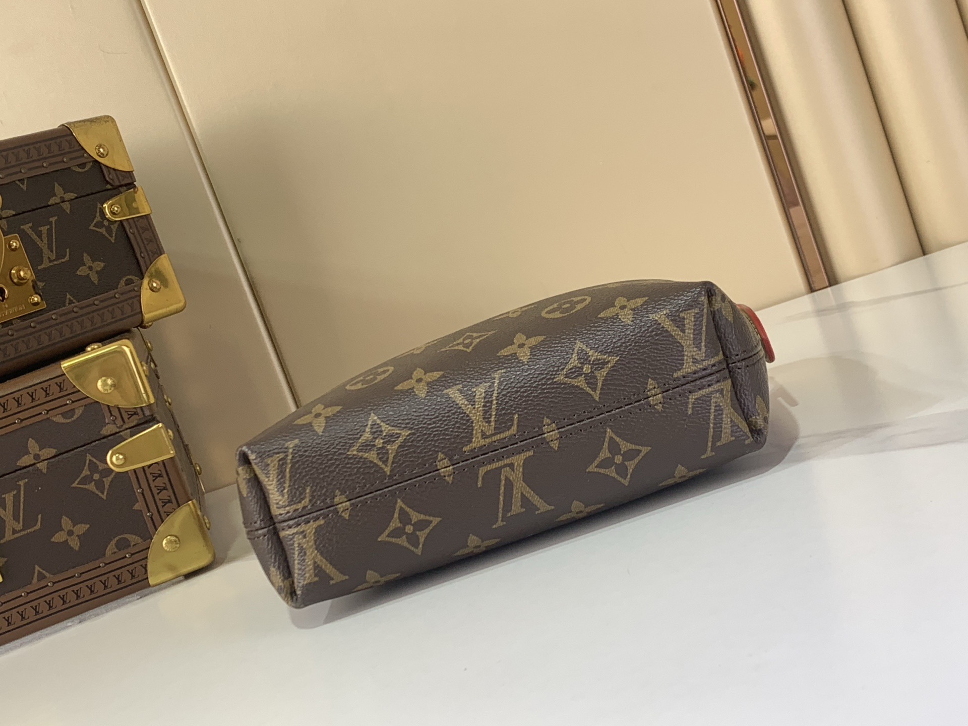 LV Style Beige Leather Clutch Bags detail image 4 from source 760049