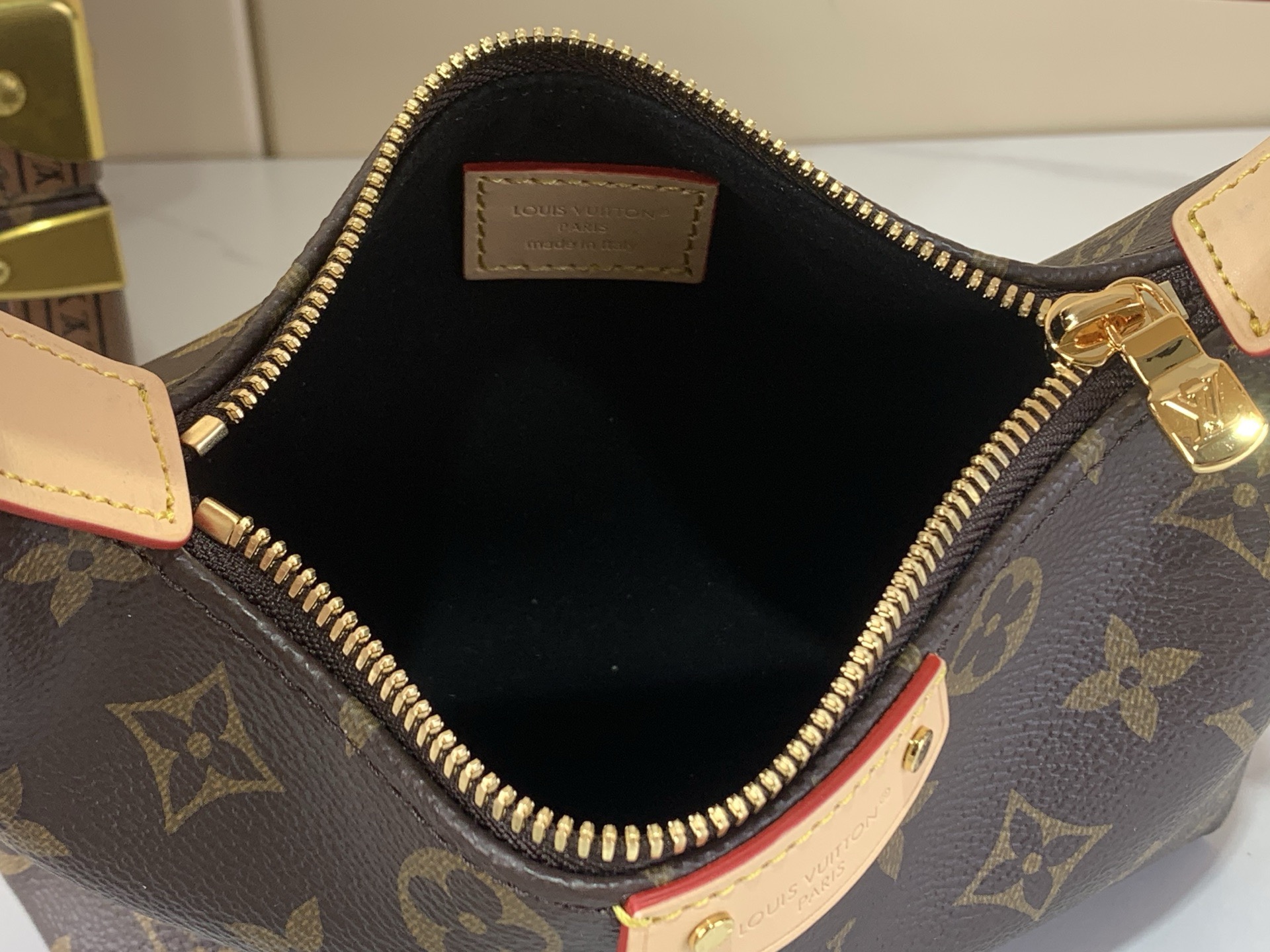 LV Style Beige Leather Clutch Bags detail image 9 from source 760049