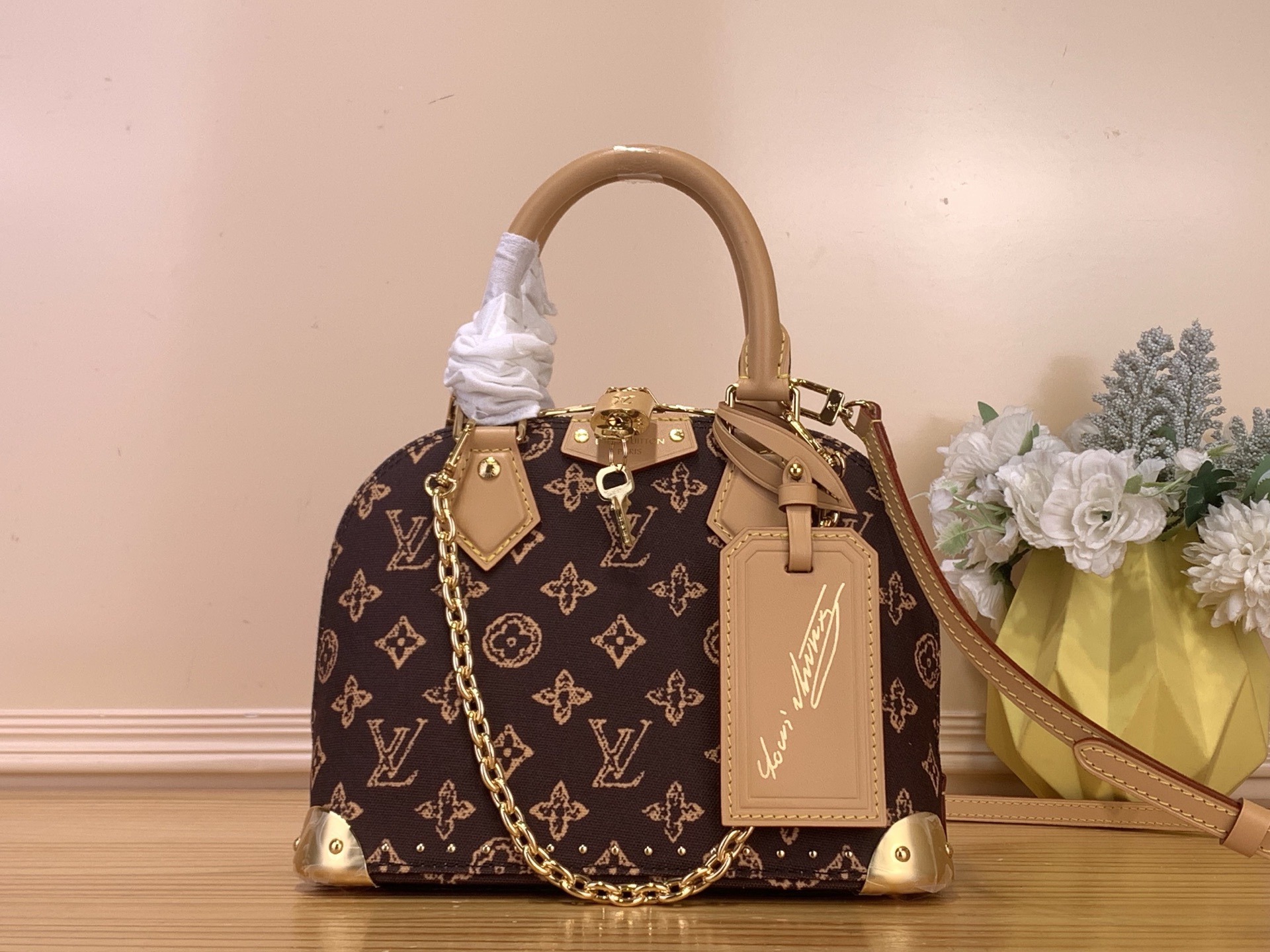 NO:701165,Top original order [ALMA TRUNK BB handbag] m28105 Brown/Color This Alma Trunk BB st handbag draws inspiration from Louis Vuitton's 20th century archive design, renovating traditional elements into the Monogram Origine pattern, which contrasts with chains, padlocks and metal corners. The compact configuration is easy to carry, shoulder or cross-body. Dimensions: 19 x 11 x 22 cm. 6817075 (height x width)  x length),,louis vuitton19860909顶级原单【ALMA TRUNK BB 手袋】 m28105 棕色/彩色 本款 Alma Trunk BB st手袋向路易威登 年的典藏设计汲取灵感,将传统元素焕新为 Monogram Origine 图案,与链条、挂锁和金属包角互为映衬.紧凑构型方便手提、肩背或斜挎. 尺寸19 x 11 x 22 厘米.6817075 (高 x 宽 x 长度),,louis vuitton,Bag