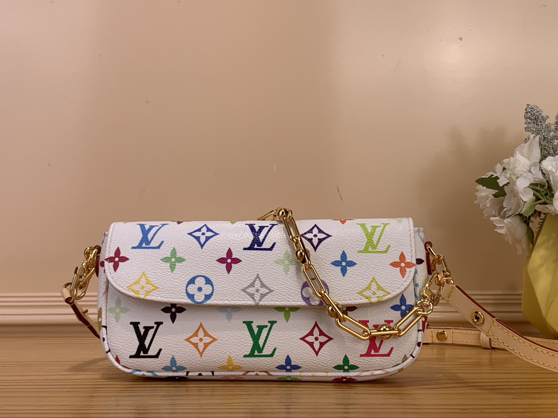 NO:701192,Top original order [WALLET ON CHAIN IVY handbag] m27492 white color/Takashi Murakami Wallet On Chain Ivy handbag is made of Monogram canvas, inspired by the Sac Recoleta hl handbag of the 1970s. The card compartment and zipper inner pocket can accommodate daily needs, and the chain and adjustable leather shoulder strap are both detachable, allowing for long and short shoulder and crossbody options. Dimensions 23.5 x 12 x 4.3 cm  5216065,19860909顶级原单【WALLET ON CHAIN IVY 手袋】m27492 白彩/村上隆 Wallet On Chain Ivy 手袋取材 Monogram 帆布,灵感源自 年代的 Sac Recoleta hl手袋.卡片夹层和拉链内袋可容纳日常所需,链条和可调节皮革肩带均可拆卸,实现长短肩背和斜挎选择. 尺寸23.5 x 12 x 4.3 厘米 5216065,,Bag