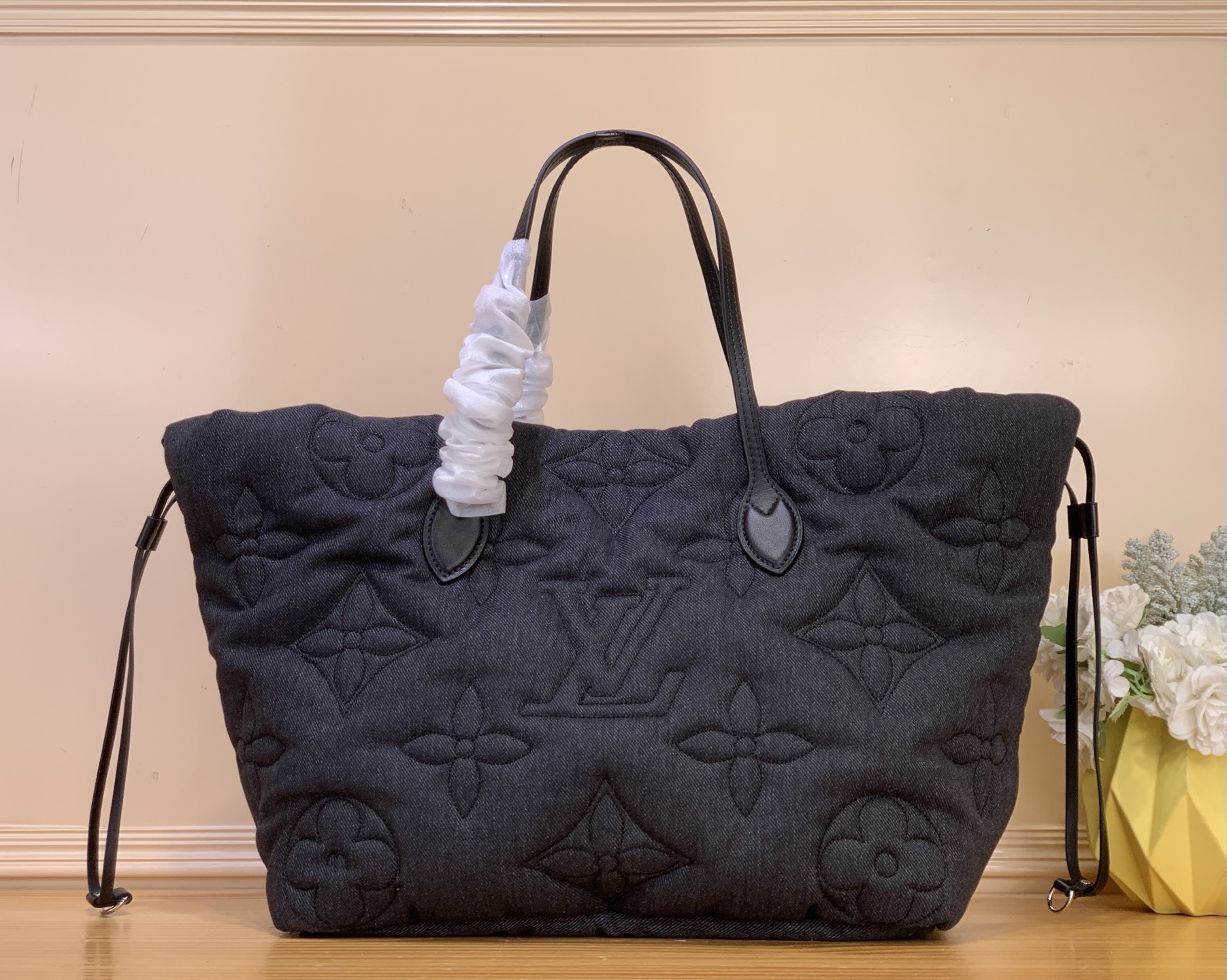 NO:701168,The top original order [Lineup handbag] M27582 white color (Takashi Murakami) celebrates the anniversary of the birth of Louis Vuitton's Monogram pattern, rendering the Monogram hl canvas with gorgeous colors, bringing a colorful choice to the workplace or weekend breaks. The metal studs of the address plate contrast with other metal parts, and the bow-shaped decoration is swaying. The exclusive leather label highlights the identity of the series. Size 26 x 13 x 34.5 cm  8019095,,louis vuitton19860909顶级原单【Lineup 手袋】M27582 白彩（村上隆） 庆祝路易威登 Monogram 图案诞辰 周年,以绮丽色彩渲染 Monogram hl帆布,为工作场合或周末小憩带来缤纷之选.地址牌的金属饰钉与其他金属件互为映衬,蝴蝶结形状装饰摇曳生姿.专属皮革标签点明庆贺系列身份. 尺寸 26 x 13 x 34.5厘米 8019095,,louis vuitton,Bag