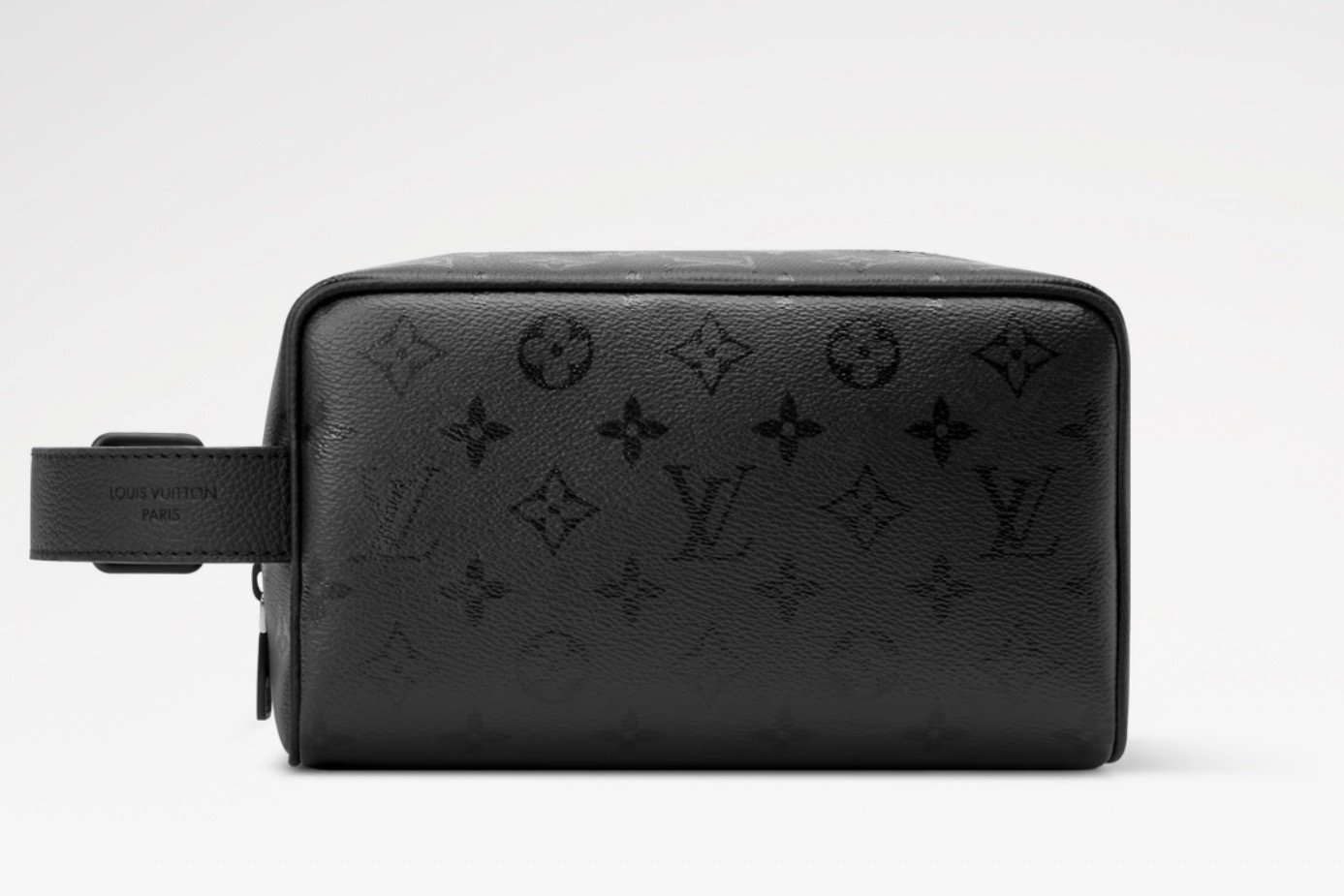 NO:701191,Top original LOCKER DO KIT toilet bag] m26810 Black This Locker Do Kit toilet bag is made of Monogram Midnight ms coated canvas dip-dyed with restrained Monogram pattern, releasing a modern edge. Matt metal parts and micro-grain leather handles complement each other. The compact and spacious structure can store daily necessities, and the zipper inner pocket adds practical functions. Dimensions 13 x 12 x 23 cm 3814050  (height x width x length),19860909顶级原单LOCKER DO KIT 盥洗袋】 m26810 黑色 本款 Locker Do Kit 盥洗袋为 Monogram Midnight ms涂层帆布浸染内敛 Monogram 图案,释放摩登锋芒.哑光金属件与微粒面皮革手柄相得益彰.紧凑宽敞构型可存放日常所需,拉链内袋再添实用功能. 尺寸13 x 12 x 23 厘米 3814050 (高 x 宽 x 长度),,Bag