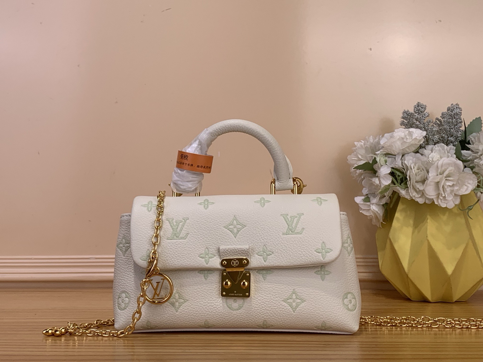 NO:701187,Top original order [NANO MADELEINE handbag] m27698 Green/Strawberry Milk This Nano Madeleine handbag is from the Sweet Escae series, using Monogram Emreinte ys leather to bring out the new season interest. The exquisite figure contains thoughtful layout, and the internal patch pocket and card compartment make the storage organized. The S-Lock lock and detachable chain exude a lustrous luster, telling the brand style in every detail.  Dimensions 12.5 x 6 x 21 cm 6817075 (height x width x length), stuart weitzman19860909顶级原单【NANO MADELEINE 手袋】 m27698 绿色/草莓牛奶 本款 Nano Madeleine 手袋出自 Sweet Escae 系列,以 Monogram Emreinte ys 皮革焕发新季意趣.玲珑身姿蕴含周到布局,内贴袋与卡片夹层令收纳井然有序.S-Lock 锁扣与可拆卸链条散发莹润光泽,于细节之处诉说品牌风尚. 尺寸12.5 x 6 x 21 厘米6817075 (高 x 宽 x 长度),,stuart weitzman,Bag