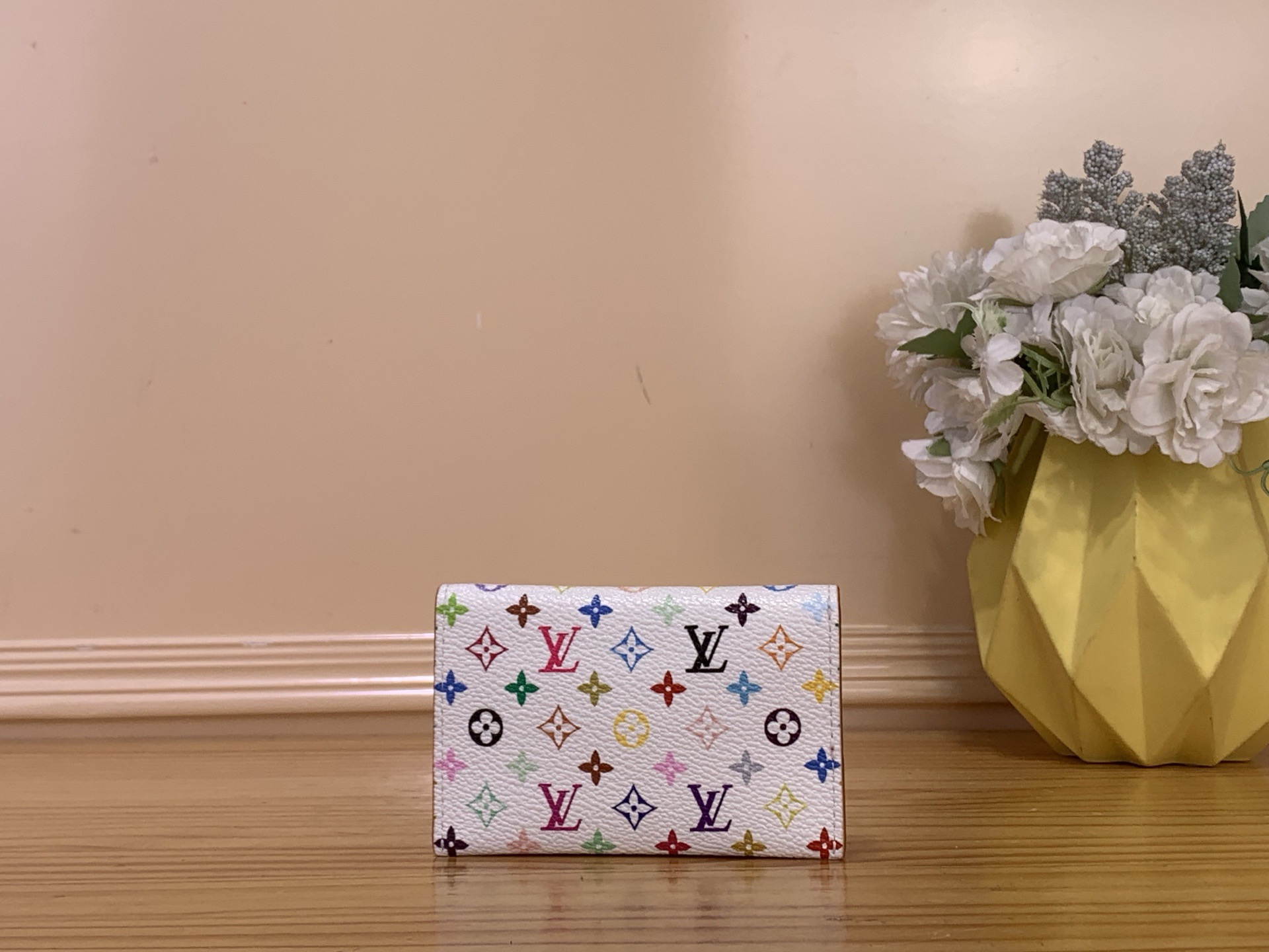NO:701195,[Card Pack] m27495 White Color/Takashi Murakami Commemorating the birth anniversary of Louis Vuitton's Monogram canvas, the festive 'LV × TM' debuted as part of the 'Louis Vuitton × Takashi Murakami' reissue series  Porto Cartesian Suede Edge. The canvas emblematic of the Maison is embellished with a symbolic pattern in multi-colored tones, and the lining is also coated in bright leather, leaving a deep impression. The golden buckle adds embellishment and has an attractive design with 4 card slots. Dimensions 10.6 x 7.3 x 1 cm (WxHxS), , louis vuitton, louis vuitton19860909【卡包】 m27495 白彩/村上隆 纪念路易威登的Monogram帆布诞生周年,作为“路易威登×村上隆”重版系列的一部分登场的充满节日气氛的“LV × TM 波尔图·卡尔特·苏边缘”.在象征Maison的帆布上,用多色的色调装饰了象征性的图案,而且衬里也同样涂上了鲜艳的皮革,给人留下了深刻的印象.金色的卡扣增添了点缀,配有4个卡槽的迷人设计. 尺寸10.6 x 7.3 x 1厘米（宽x高x边）,,louis vuitton,louis vuitton,Bag