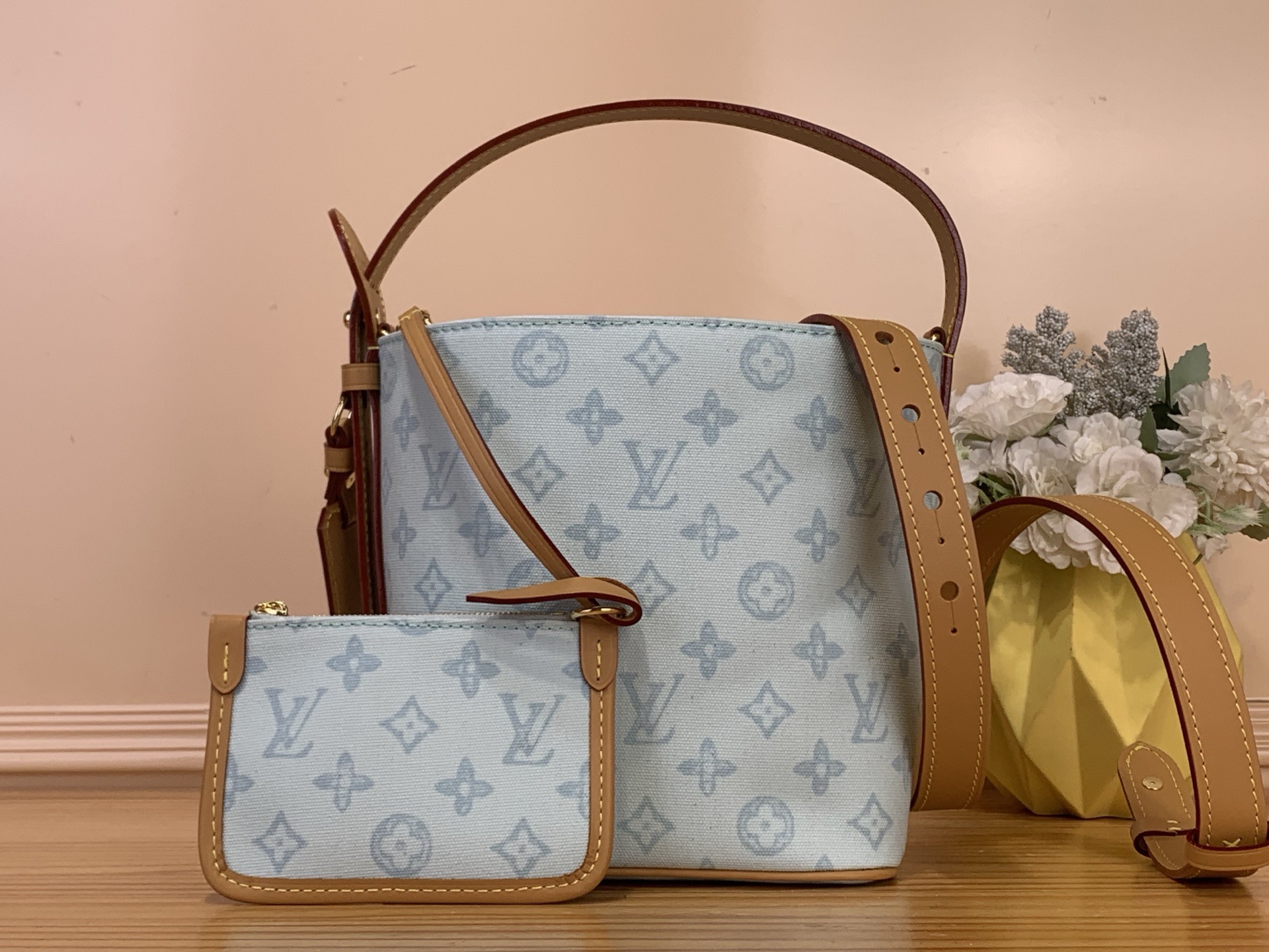 NO:701182,Top original item [All in bb handbag] m27529 blue/color To commemorate the birth anniversary of Louis Vuitton's Monogram hr canvas, the iconic signature is updated to a retro-style anniversary item 'All In BB'. Chic Monogram Origin Blue Monogram finished in Courier's hue  Origin canvas, leather trimmed, gold-tone padlock and anniversary branding, striped pattern-lined interior, zippered pouch that can also be used alone. Dimensions 16 x 18 x 12 cm 4815055 (width x height x sides, louis vuitton19860909顶级原单【All in bb 手袋】m27529 蓝色/彩色 为纪念路易威登的Monogram hr帆布诞生周年,将标志性的签名更新为复古风格的周年纪念单品“All In BB”.别致的Monogram Origin Blue 以Courier的色调完成的Monogram Origin帆布上,进行了皮革修剪,加上了金色的挂锁（锁）和周年纪念限定的名牌装饰有条纹图案衬里的内部装修,配有单体也可以使用的拉链式小袋. 尺寸16 x 18 x 12厘米 4815055（宽x高x边,,louis vuitton,Bag