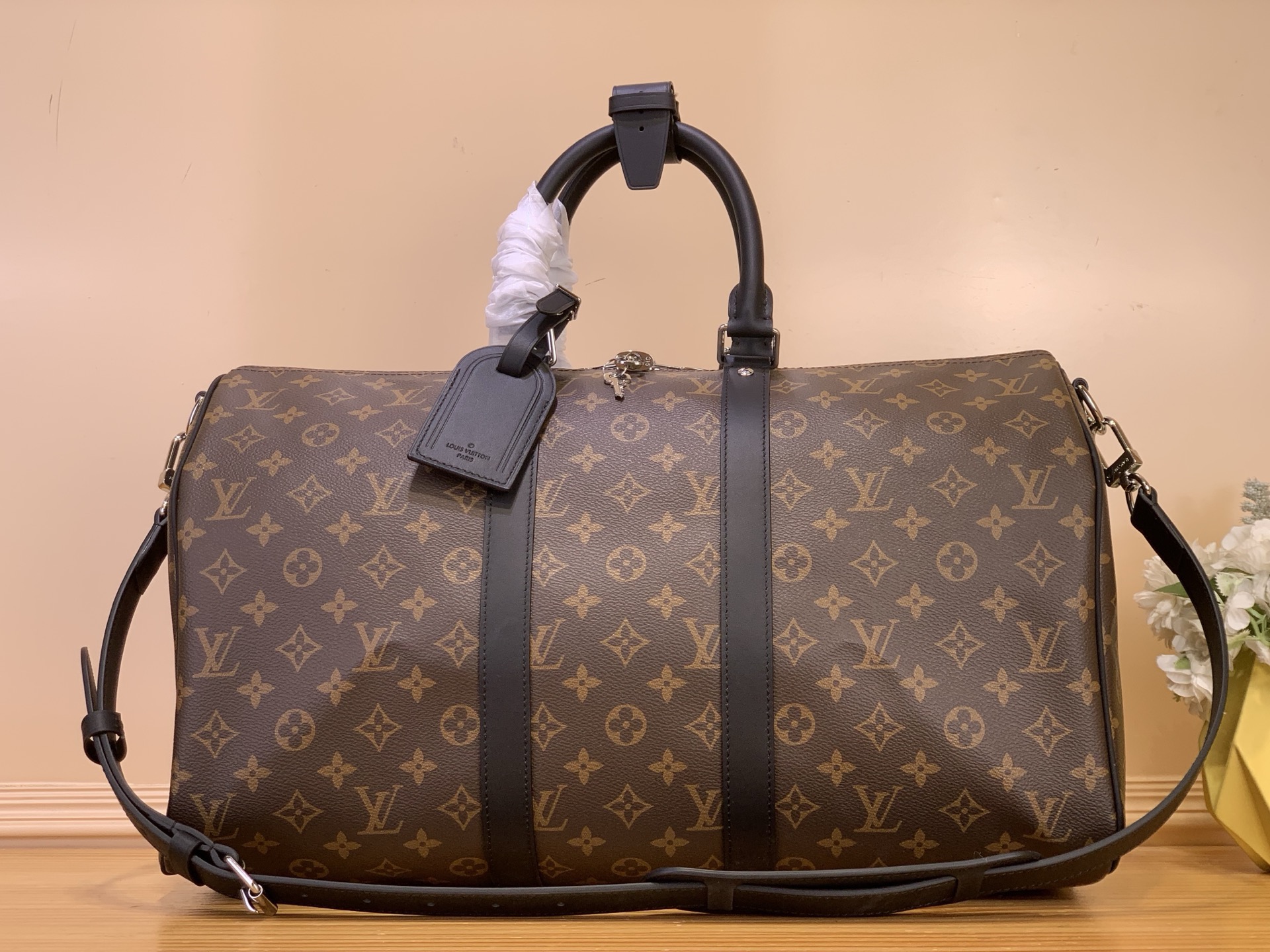 NO:701175,Top original order [KEEALL BANDOULIRE 45 travel bag] M56711 41418 Presbyopic/Black This handbag adopts the classic Louis Vuitton design that has always been particularly popular, hx is suitable for men with busy careers but who pay attention to taste. The spacious capacity and adjustable shoulder straps are suitable for work, leisure or travel. Dimensions 27 x 20 x 45 cm 6417075 (height x width x length),,louis  vuitton19860909顶级原单【KEEALL BANDOULIRE 45 旅行袋】M56711 41418 老花/黑色 这款手袋采用有史以来尤其受欢迎的经典路易威登设计,hx适用于事业繁忙而又注重品味男士. 宽敞的容量和可调节肩带适用于工作、休闲或出行. 尺寸27 x 20 x 45 厘米 6417075 (高 x 宽 x 长度),,louis vuitton,Bag