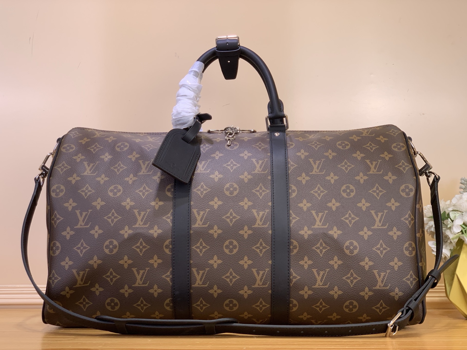 NO:701173,Top original order [KEEALL BANDOULIRE 50 travel bag] M41416 Presbyopia/Black This handbag adopts the classic Louis Vuitton design that is particularly popular in history, hx is suitable for men with busy careers but who pay attention to taste. The spacious capacity and adjustable shoulder straps are suitable for work, leisure or travel. Size 50.0 x 29.0 x 23.0 cm 6617078,, louis vuitton19860909顶级原单【KEEALL BANDOULIRE 50 旅行袋】M41416 老花/黑色 这款手袋采用有史以来尤其受欢迎的经典路易威登设计,hx适用于事业繁忙而又注重品味男士. 宽敞的容量和可调节肩带适用于工作、休闲或出行. 尺寸50.0 x 29.0 x 23.0 厘米 6617078,,louis vuitton,Bag